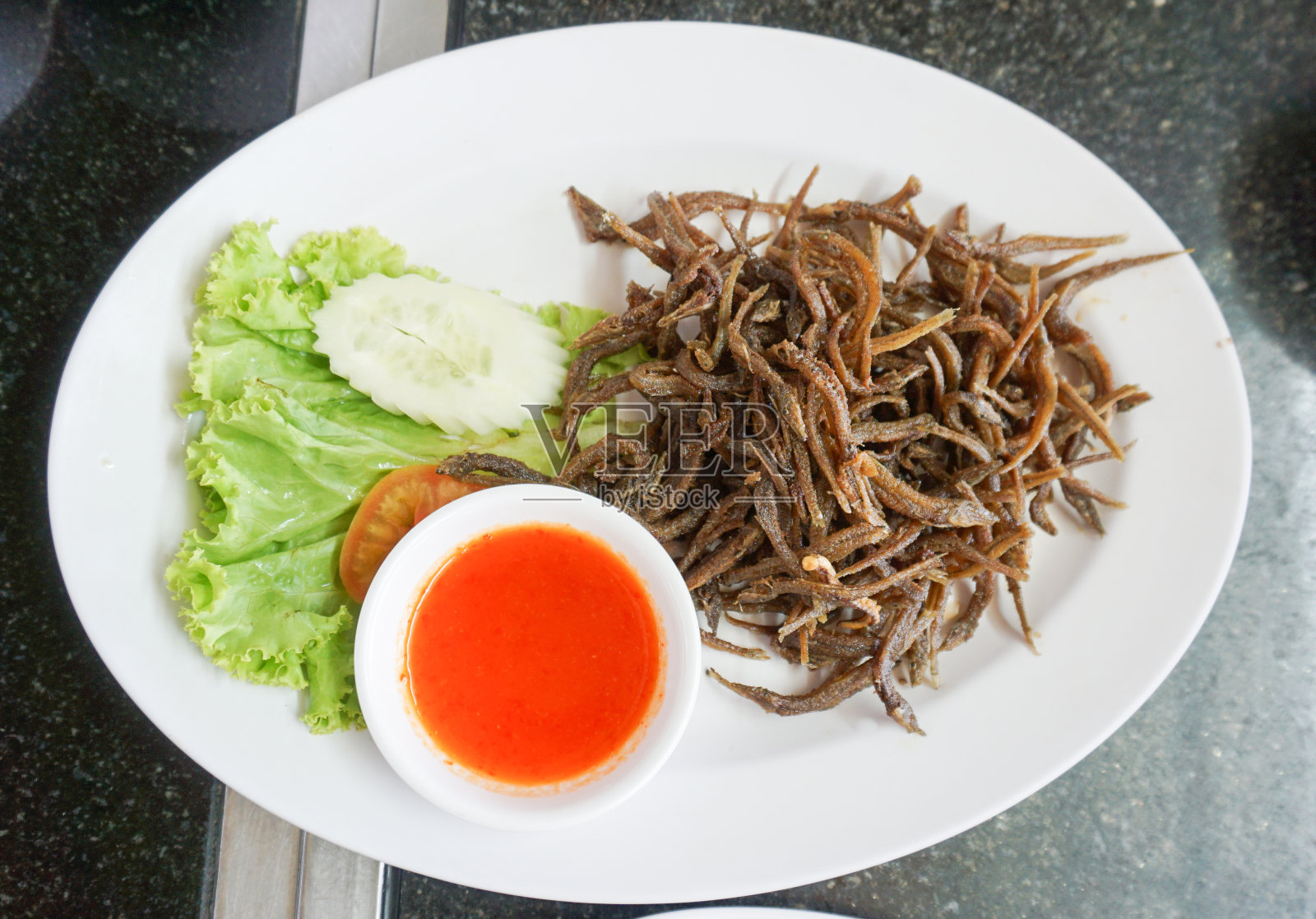 香酥香蒜香蕉根鱼照片摄影图片