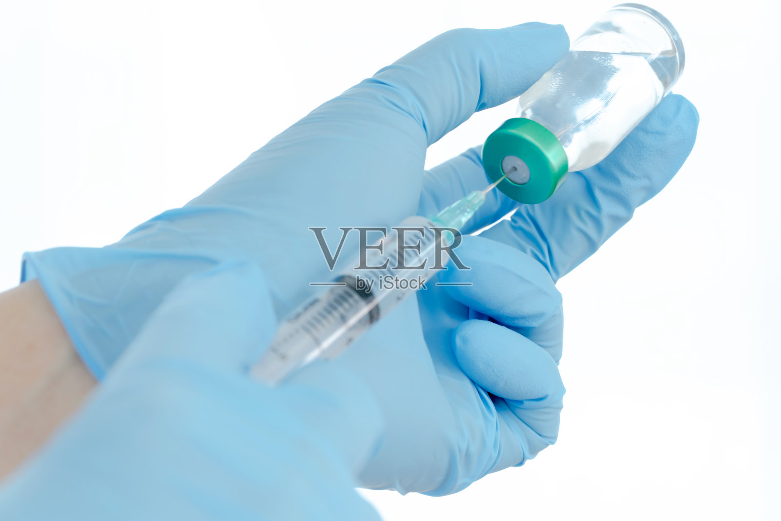 近距离疫苗对抗病毒，医生或科学家在实验室拿着一个注射器与液体疫苗。照片摄影图片