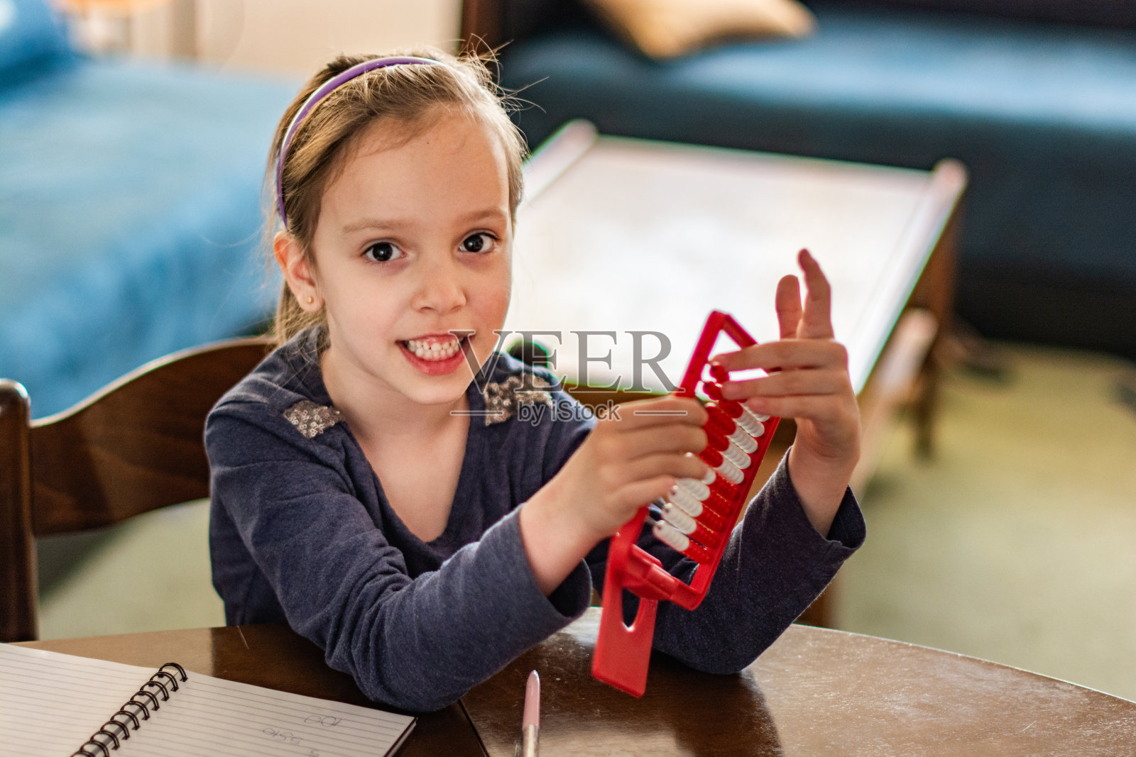 女学生看着照相机照片摄影图片