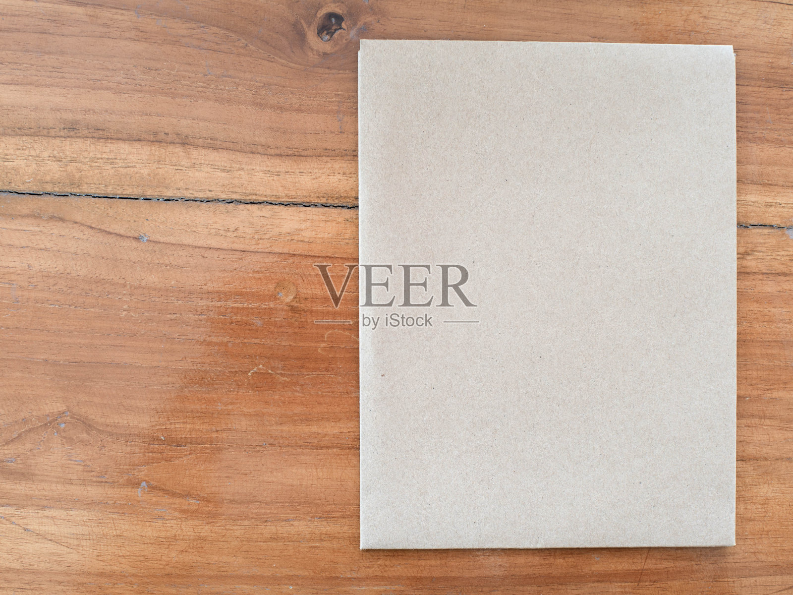 一只手拿着一个纸信封照片摄影图片