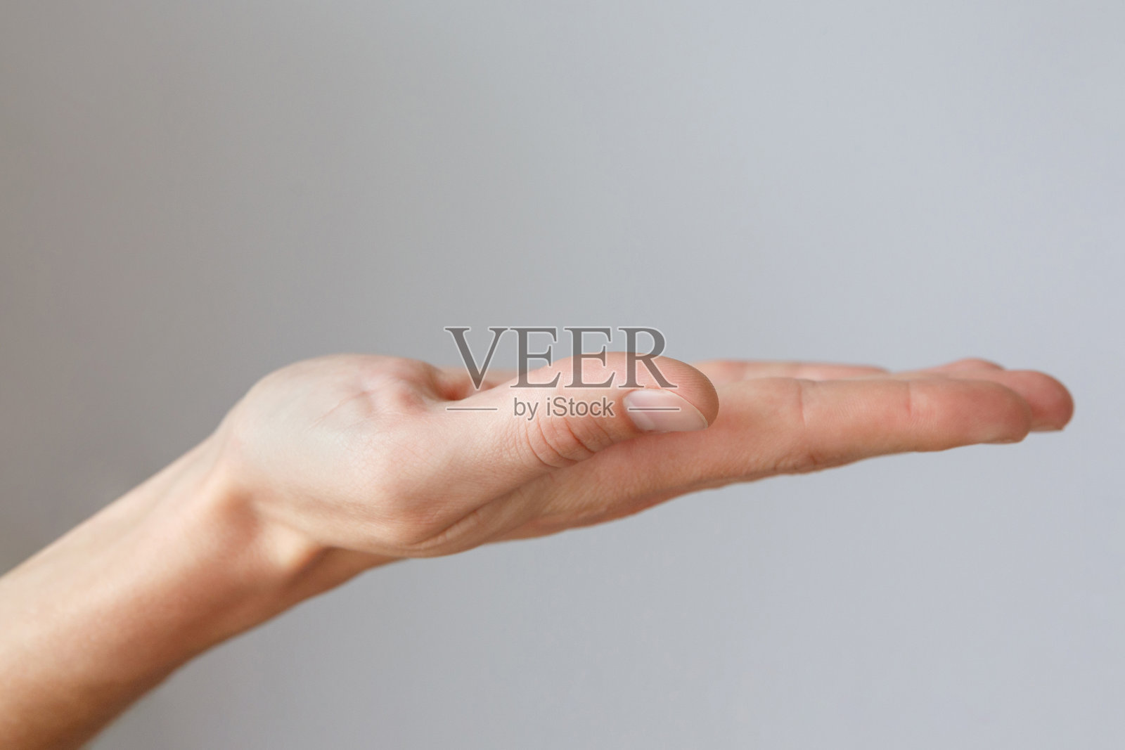 在灯光背景下做手势和手势，手拿东西照片摄影图片