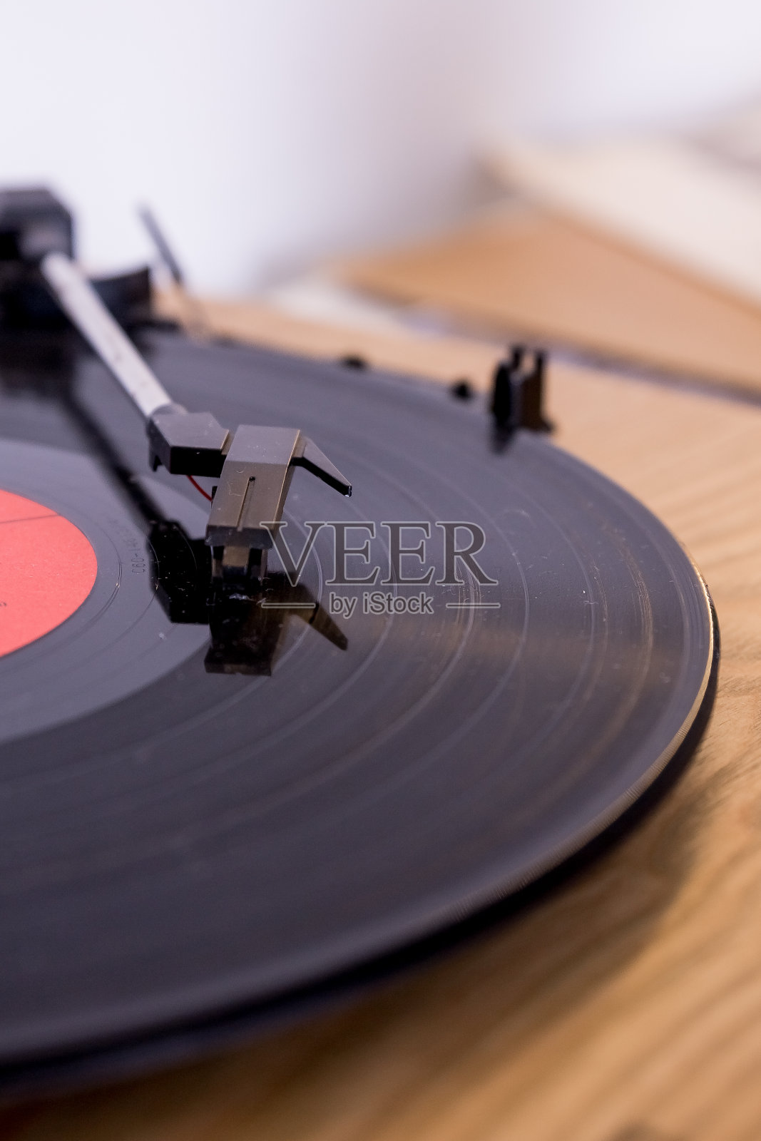 背景模糊的黑胶唱片复古播放器。带有唱片的老式留声机转盘。用唱片上的针近距离播放黑胶唱片照片摄影图片
