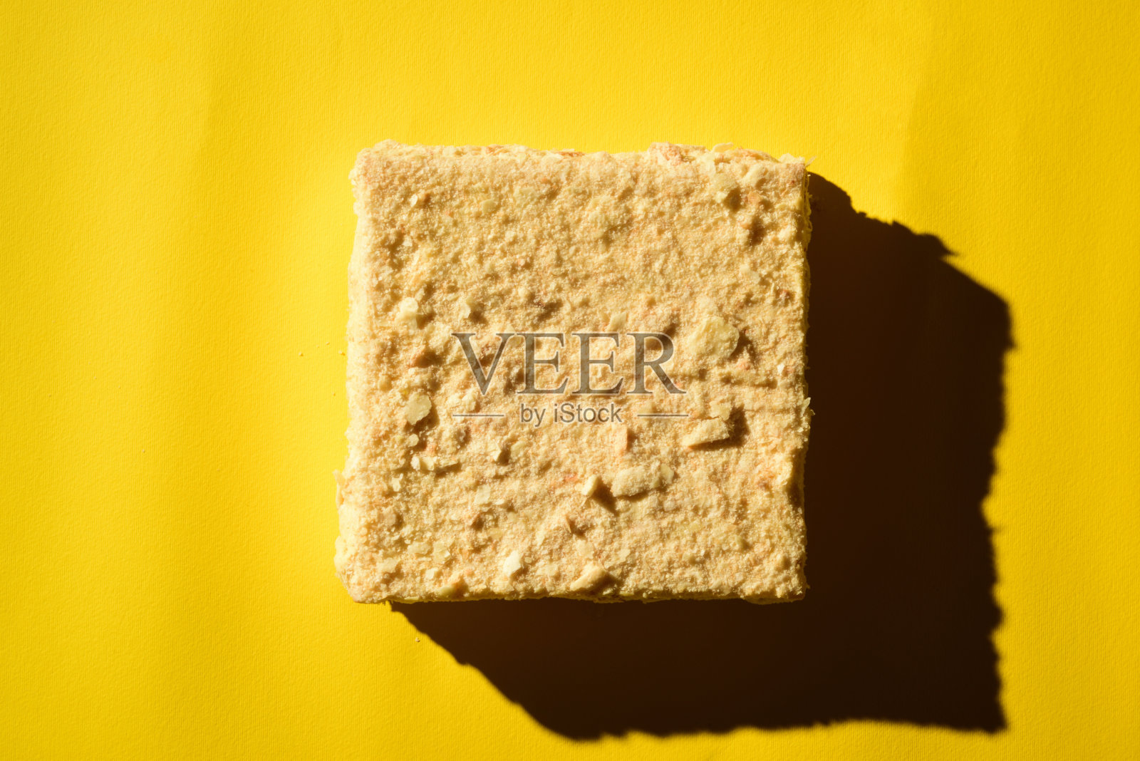 拿破仑蛋糕镜头从高角度与强光。照片摄影图片