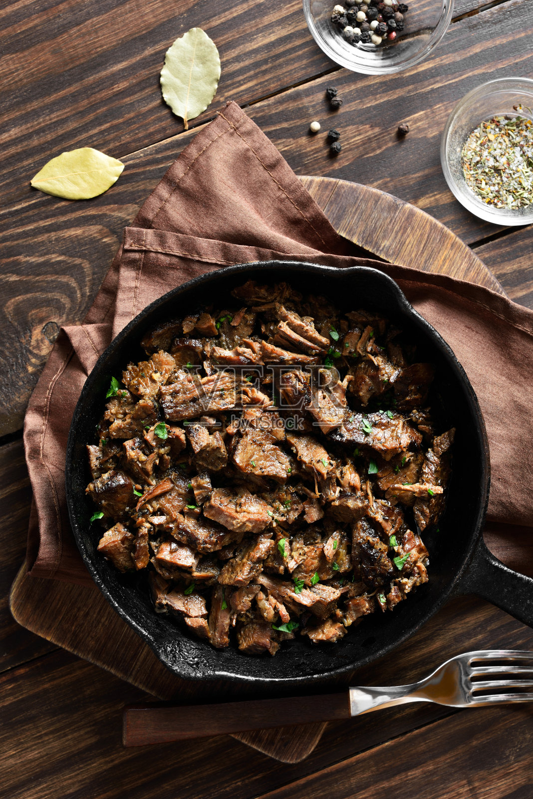 在煎锅中慢煮的拉牛肉照片摄影图片