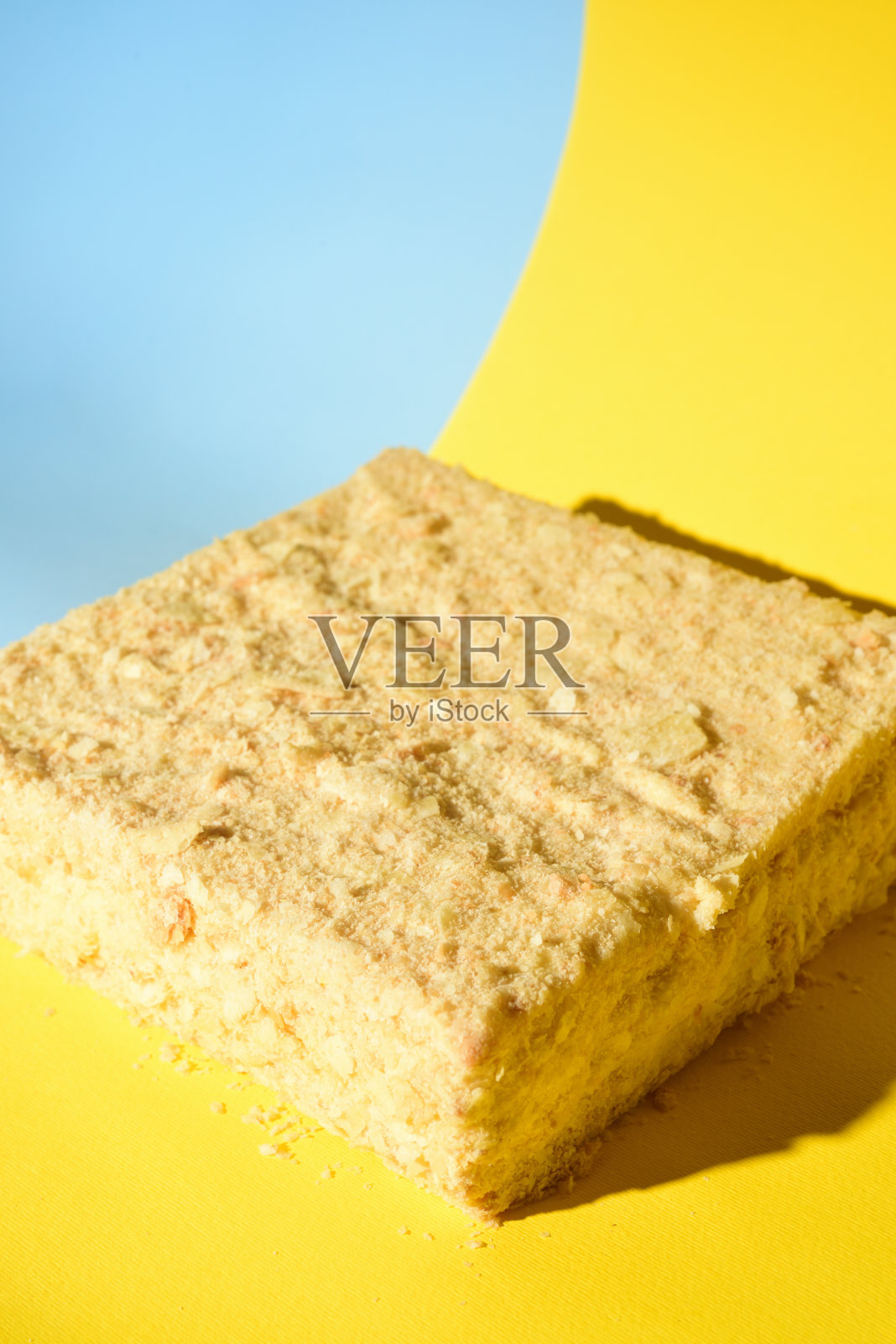 黄色背景上的拿破仑蛋糕。从侧面射门。标识的位置照片摄影图片