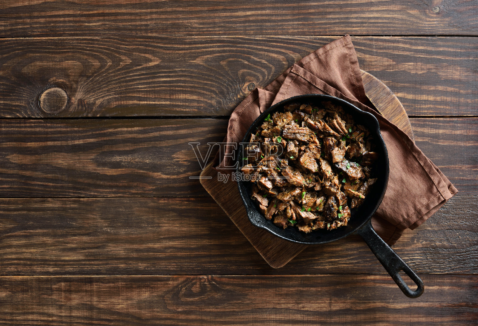 在煎锅中慢煮的拉牛肉照片摄影图片