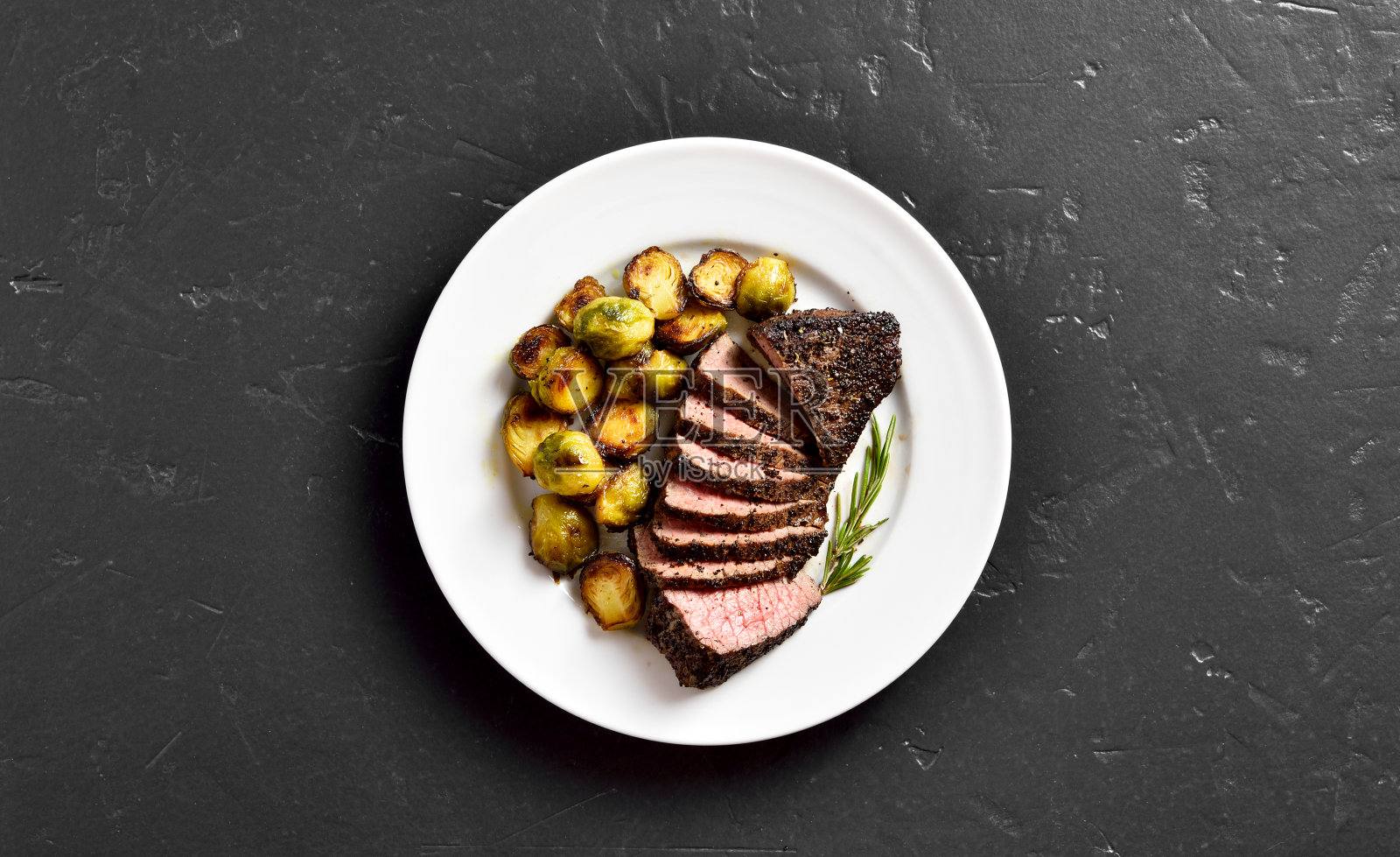 烤牛排配球芽甘蓝照片摄影图片