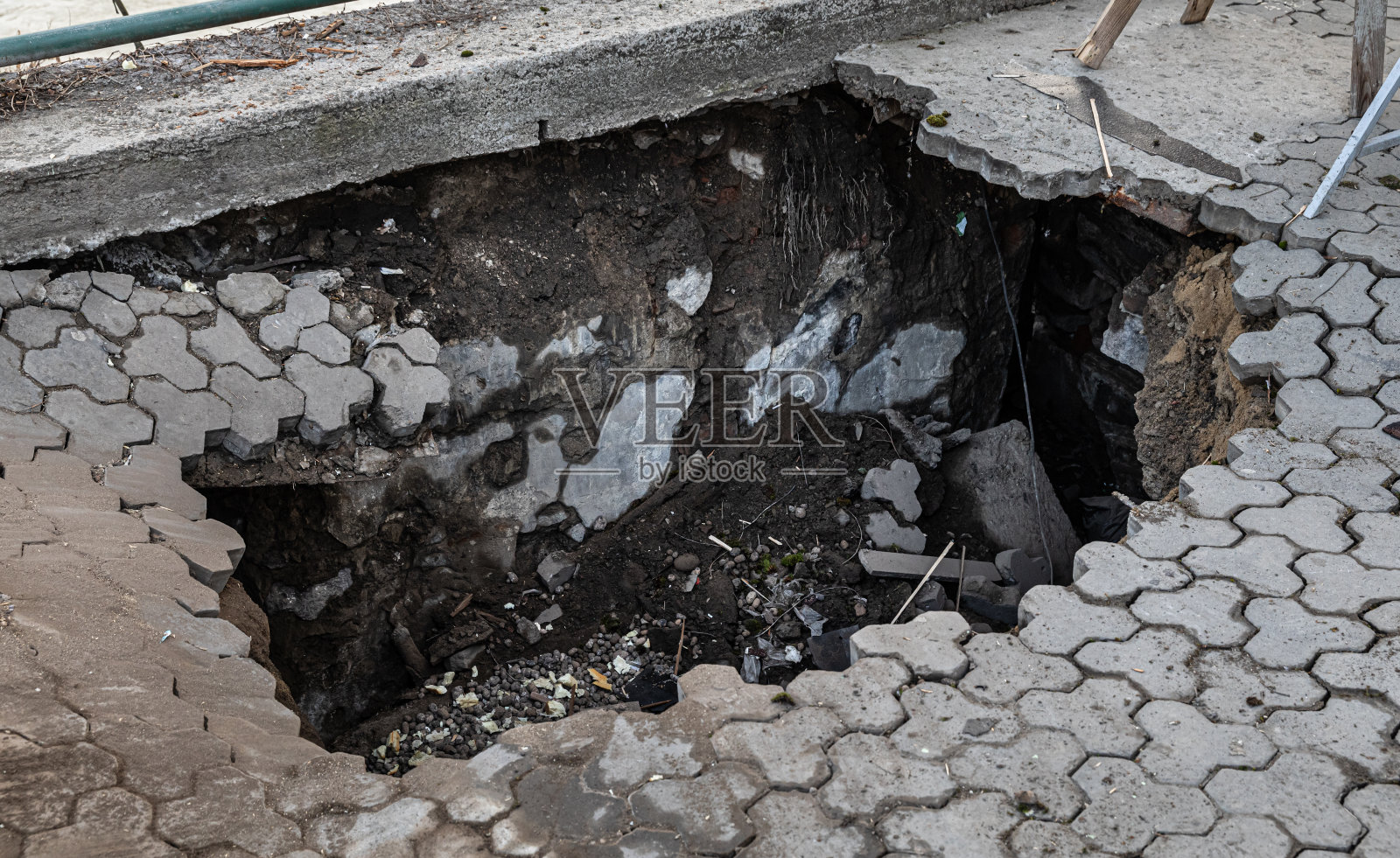 人行道上有一个深洞照片摄影图片