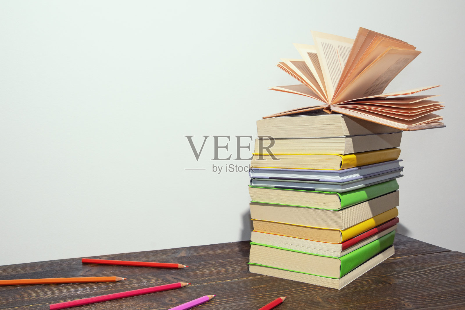 把书堆在桌子上。本空间照片摄影图片