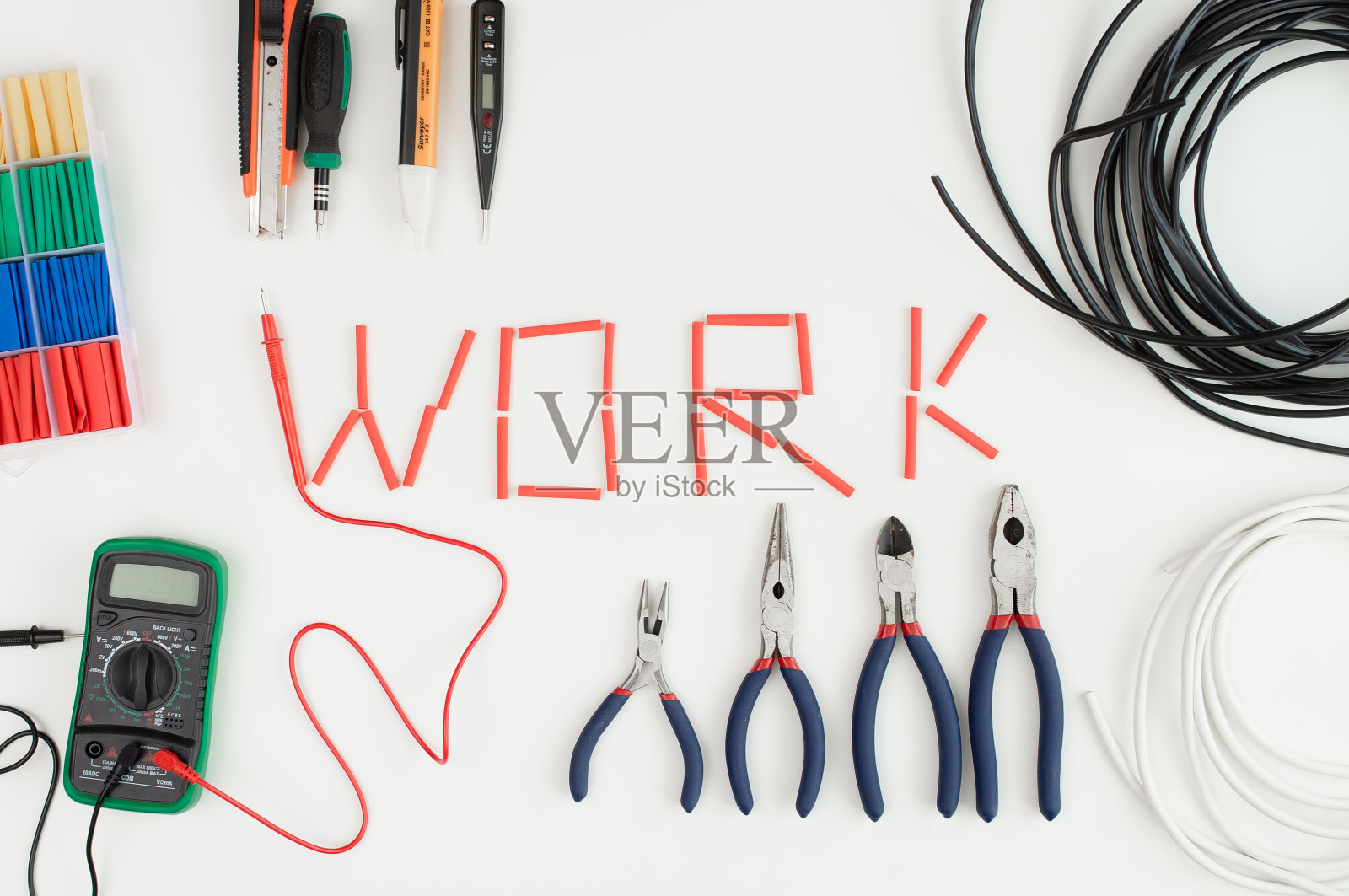 电工工具在白色背景。文字工作照片摄影图片