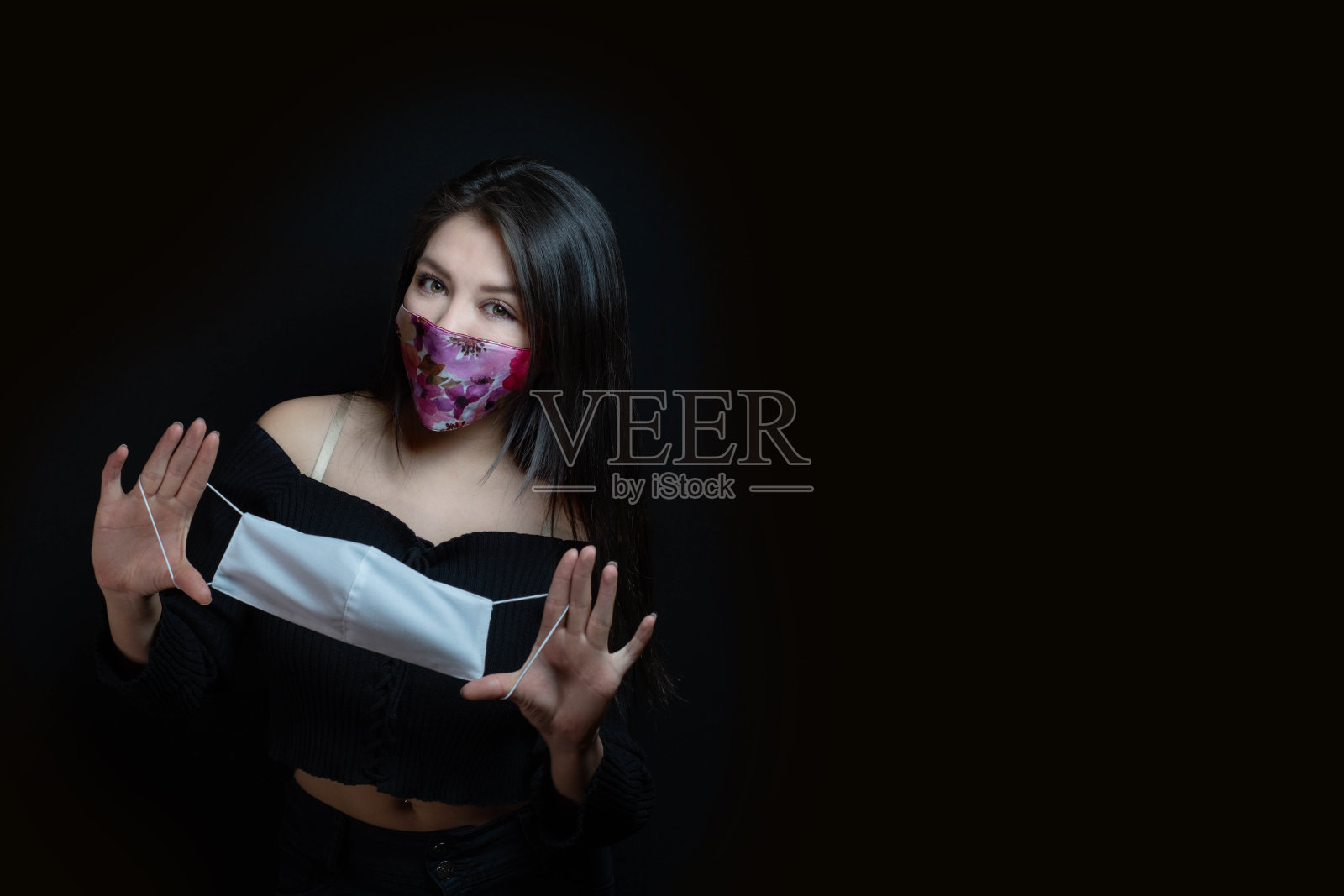 一个漂亮的女孩戴着防护面具，这是新常态照片摄影图片