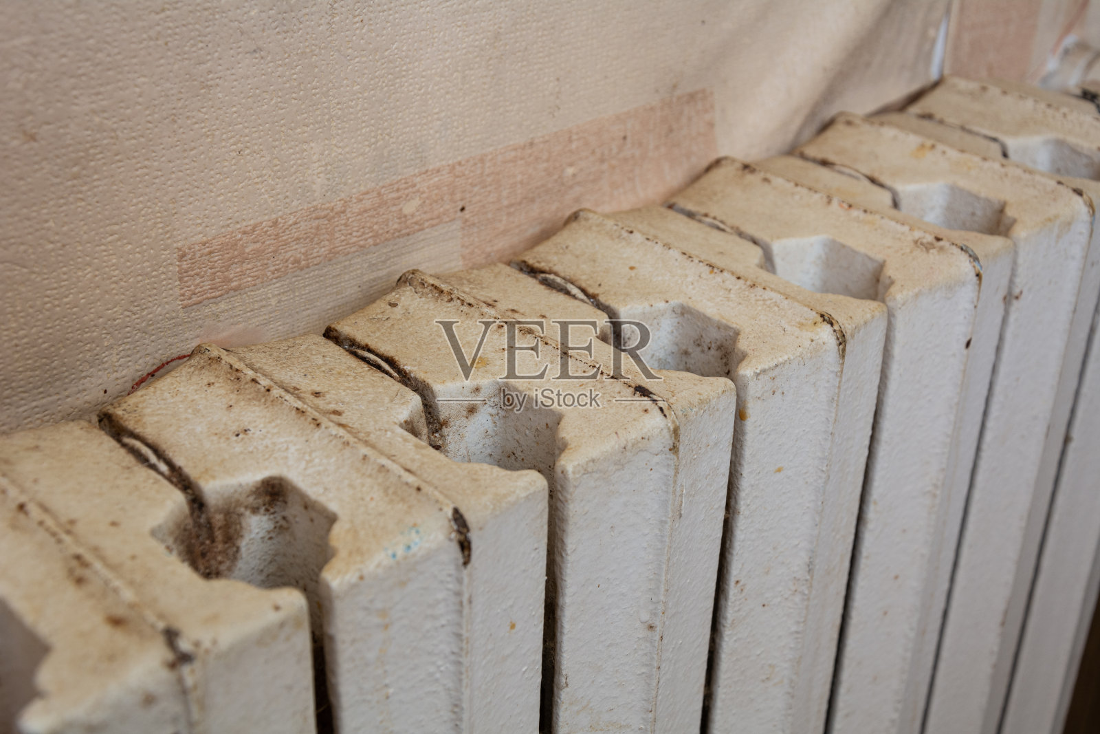 关闭一个生锈的中央加热电池照片摄影图片