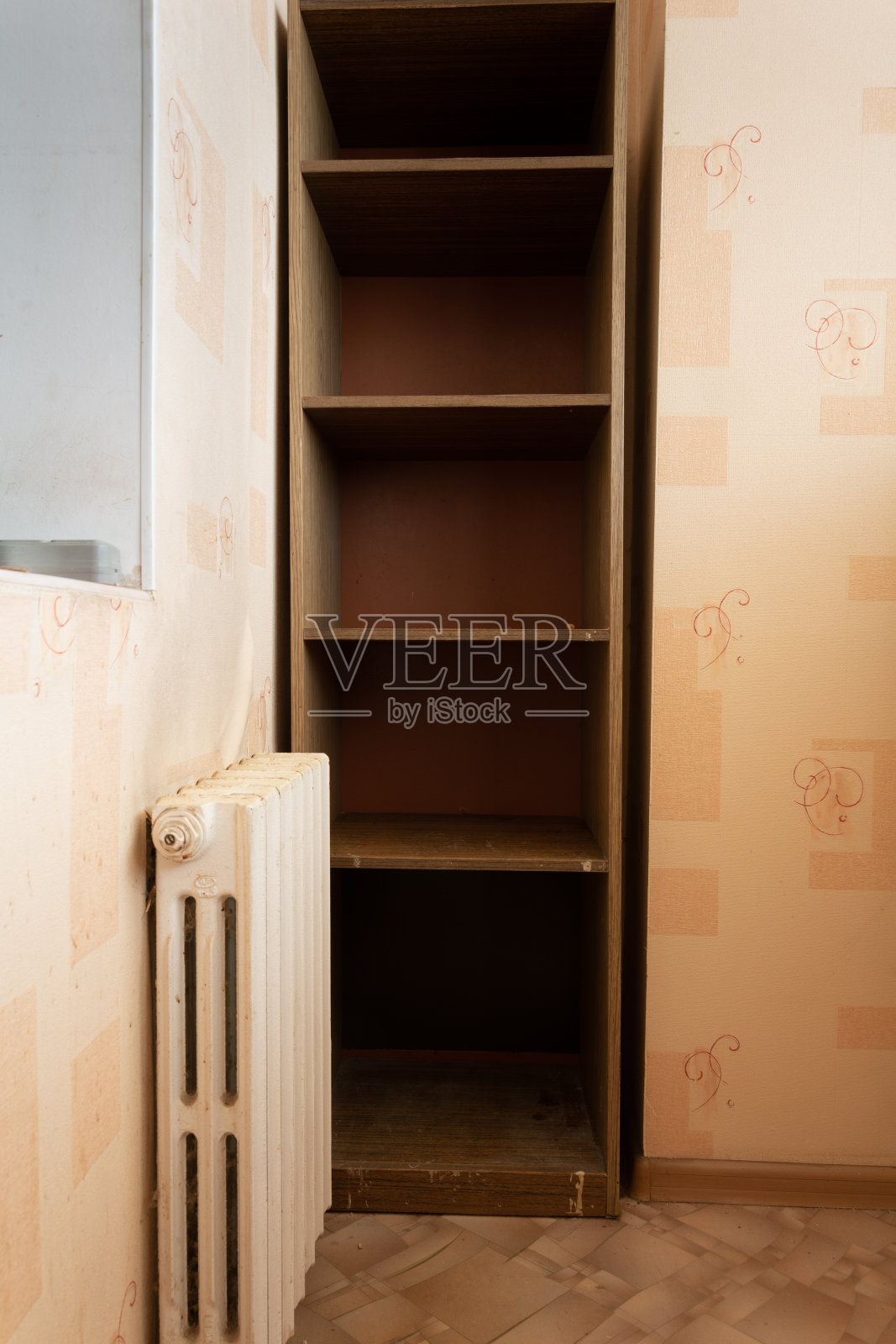 从一个小厨房的内部特写:一个生锈的中央供暖散热器和储物架。准备维修工作。照片摄影图片