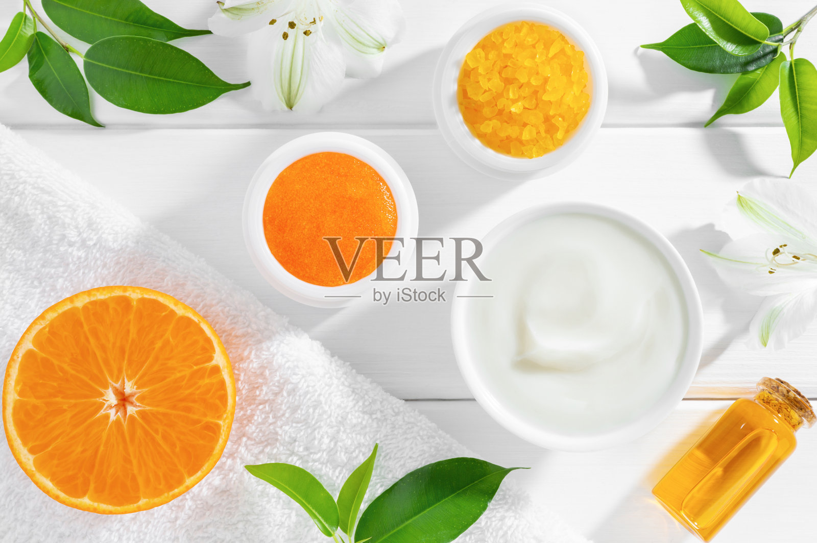 天然自制化妆品与橙色水果在白色木制背景。照片摄影图片