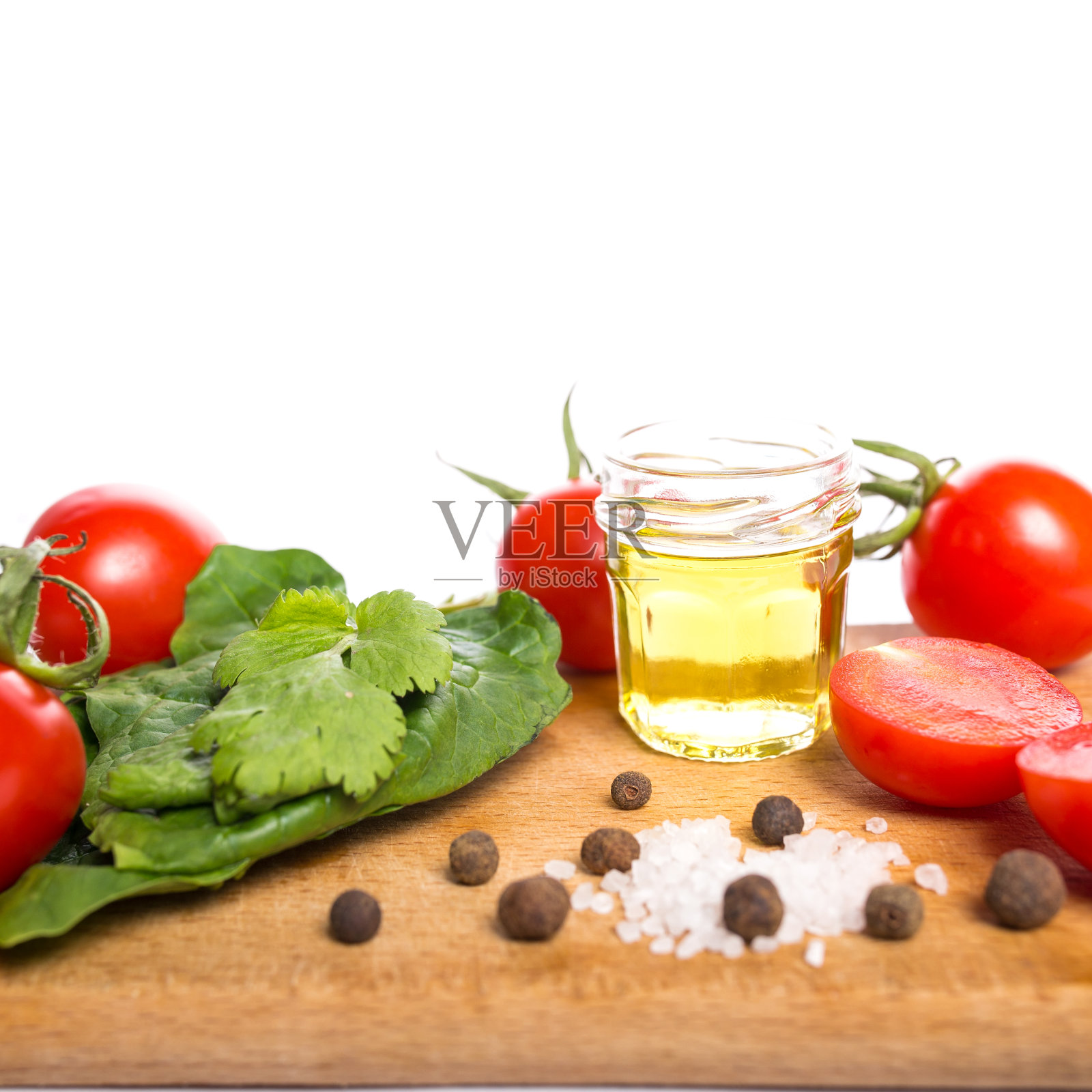 樱桃番茄配香草。用香料腌制的番茄照片摄影图片