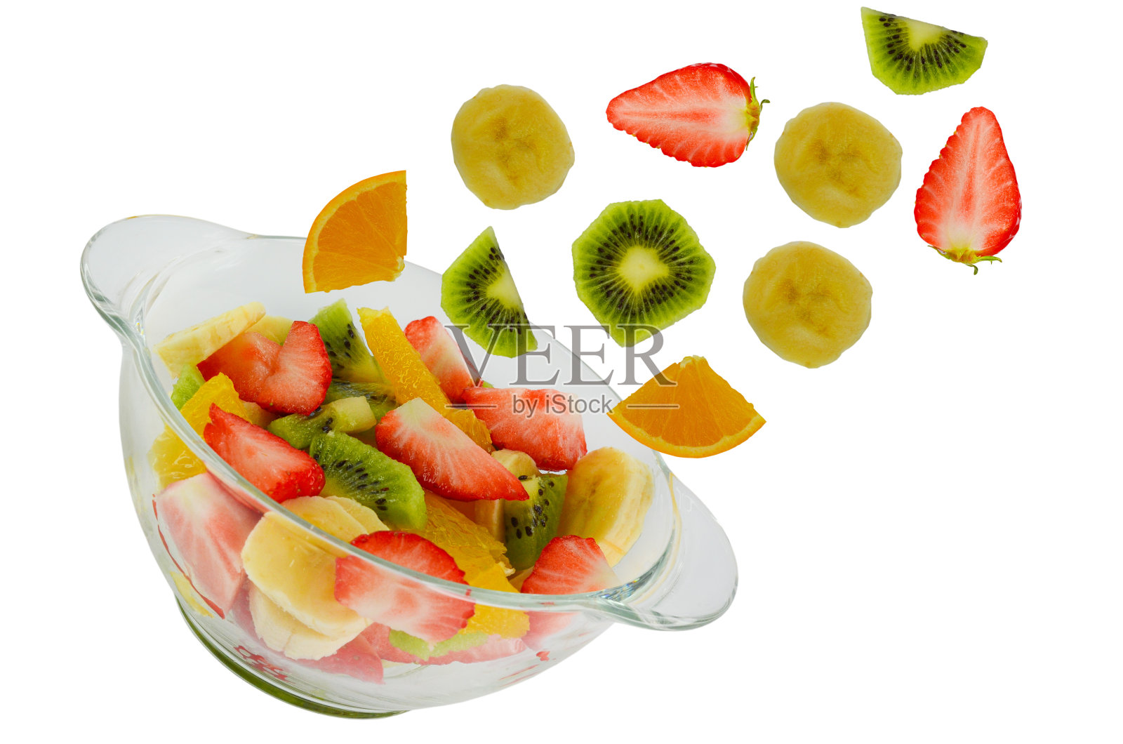 新鲜健康的夏季水果沙拉在一个玻璃碗与橙子片猕猴桃草莓和香蕉健身营养饮食素食主义和食物苗条的身材照片摄影图片