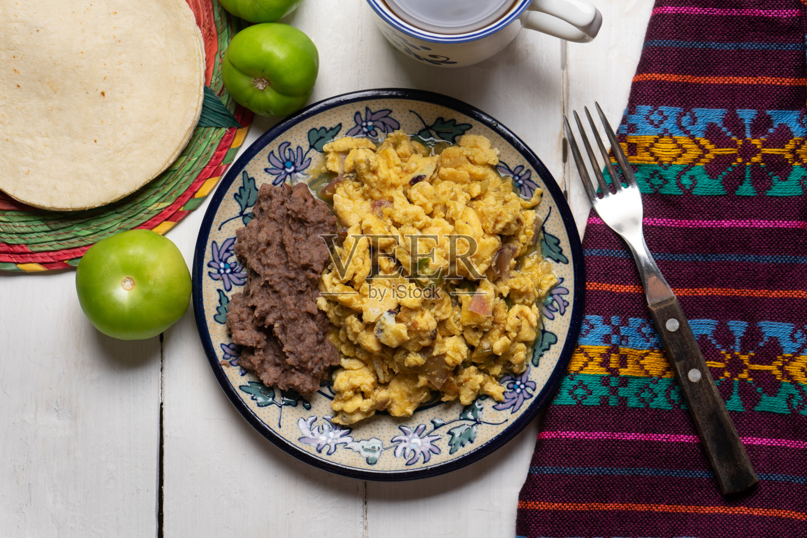 青酱炒蛋，白底炒豆。墨西哥食物照片摄影图片