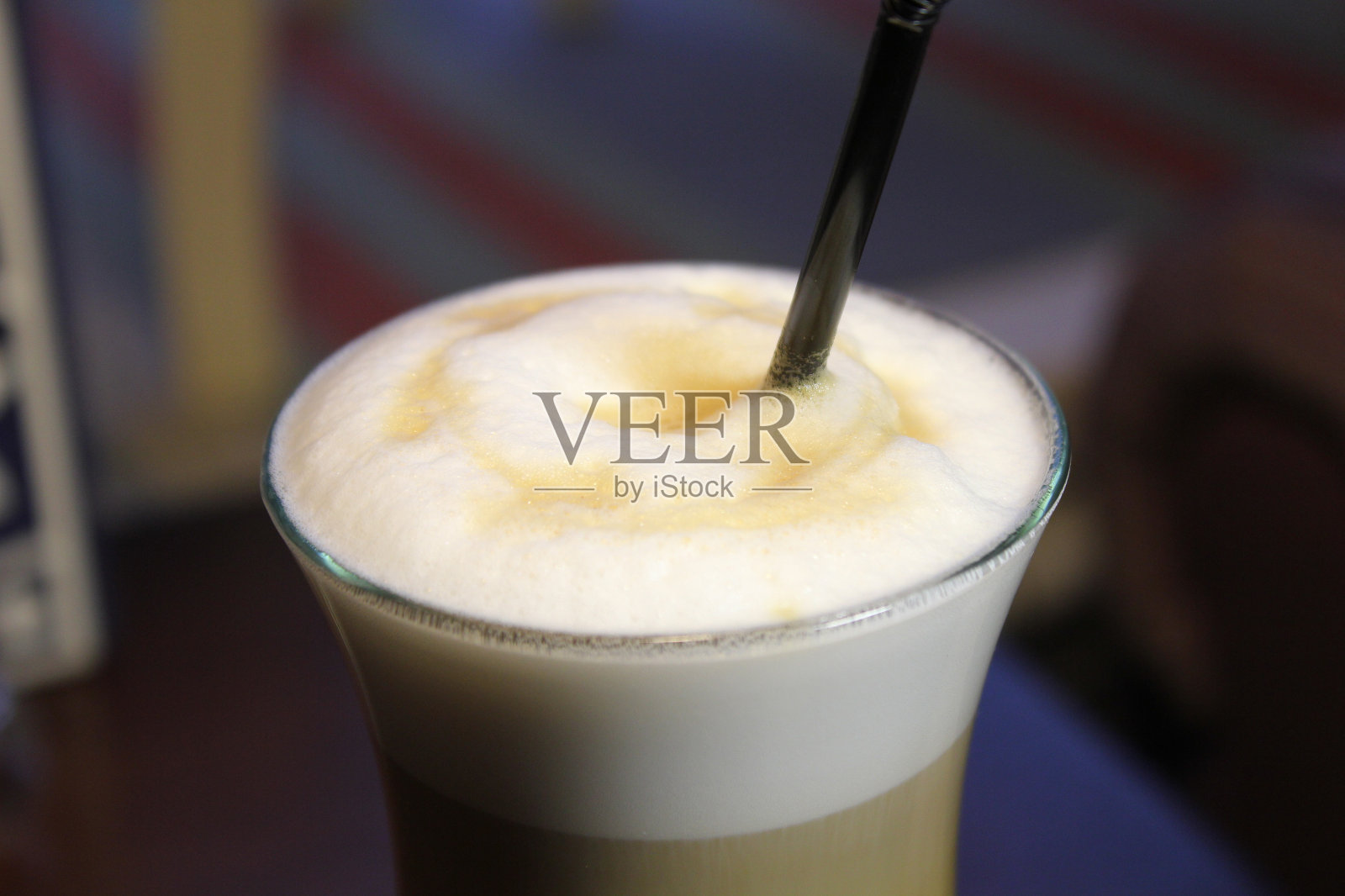 几杯新鲜的冰沙，水果和浆果，在桌子上，特写。照片摄影图片