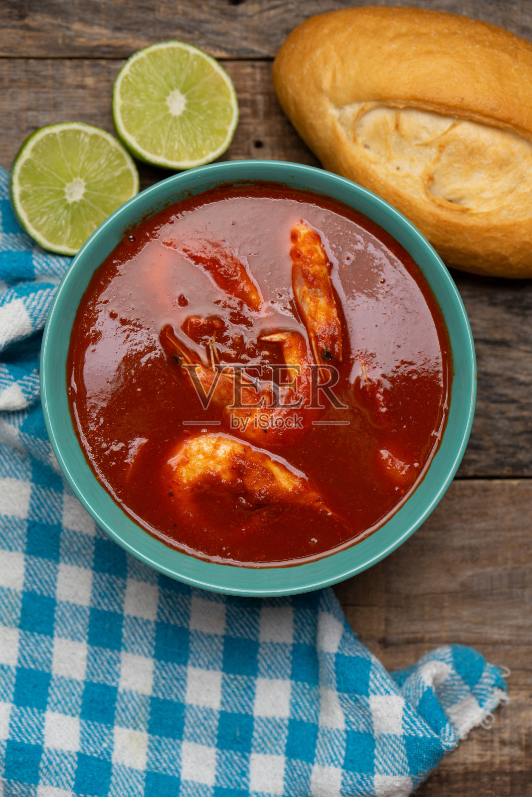 虾仁汤的木制背景。墨西哥食物照片摄影图片