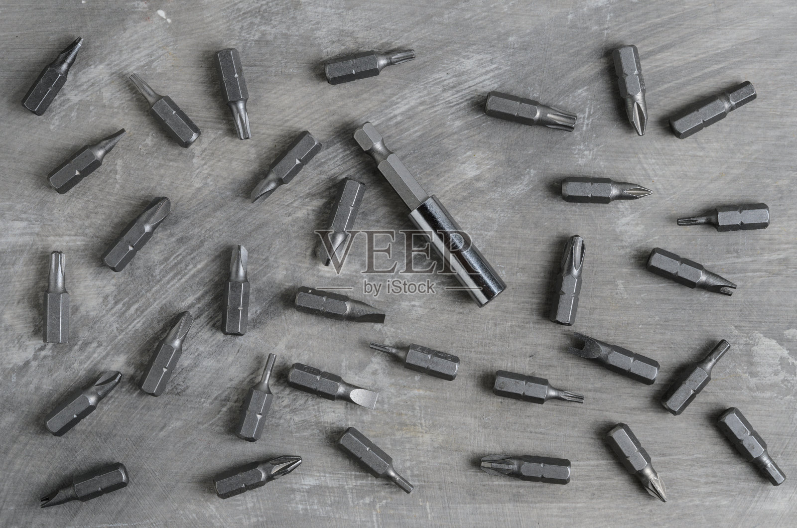 用于在灰色混凝土上散布各种槽位的螺丝刀钻头照片摄影图片