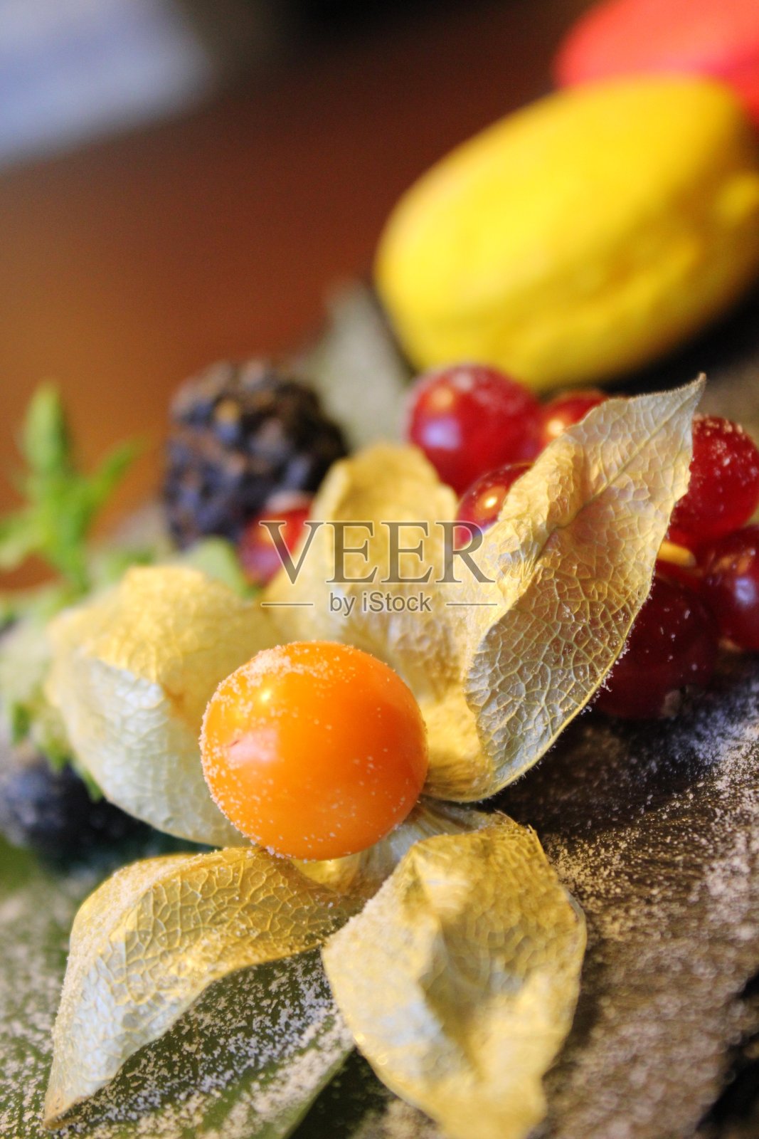 白色的盘子上有许多带奶油的彩色马卡龙。照片摄影图片