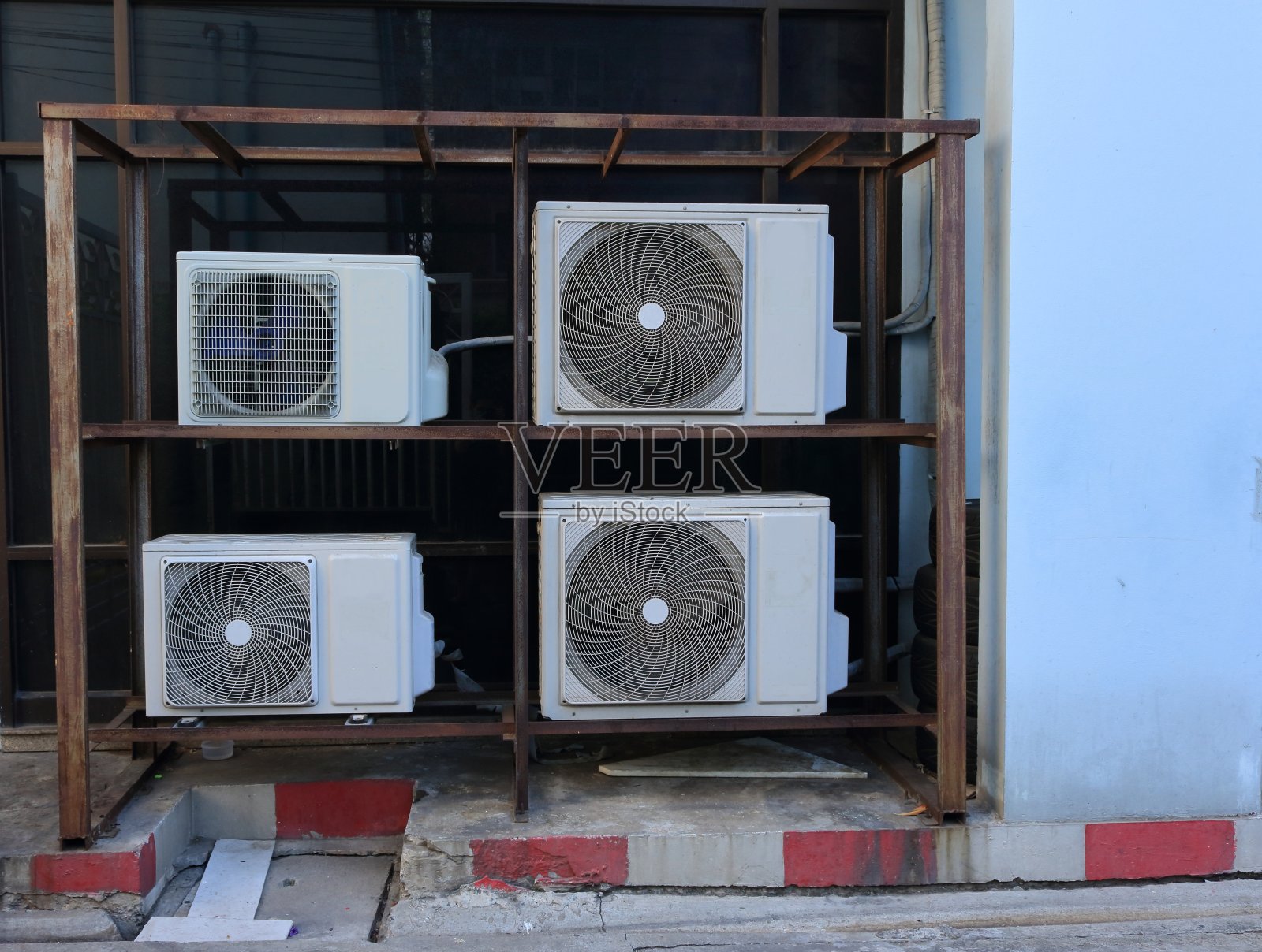 冷凝机组堆叠在金属框架上照片摄影图片