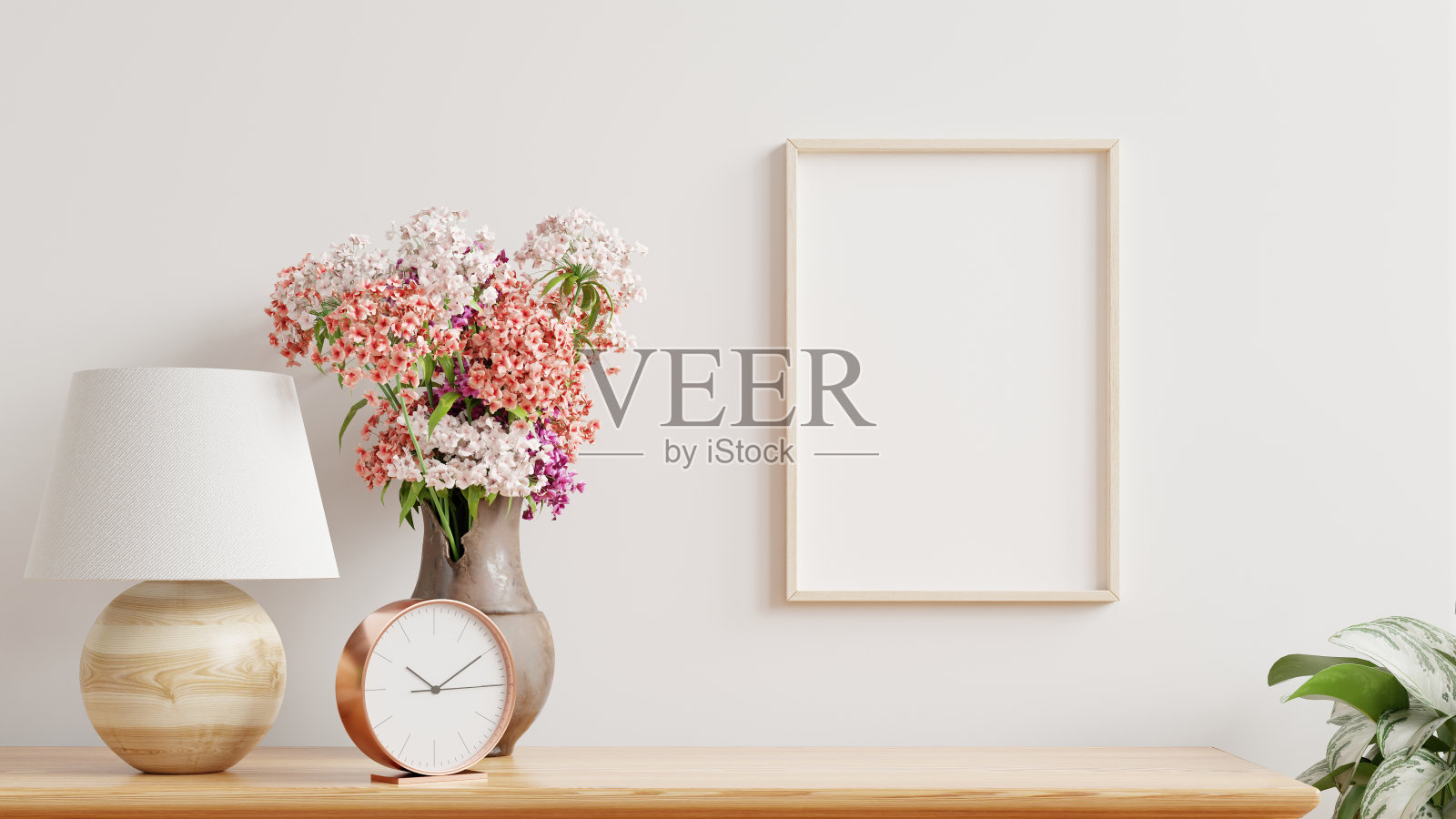 客厅内部架子上的模型框架，斯堪的纳维亚风格。照片摄影图片