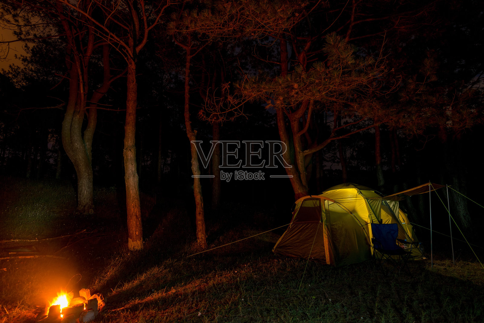 消防和帐篷露营，徒步旅行和娱乐概念周末照片摄影图片