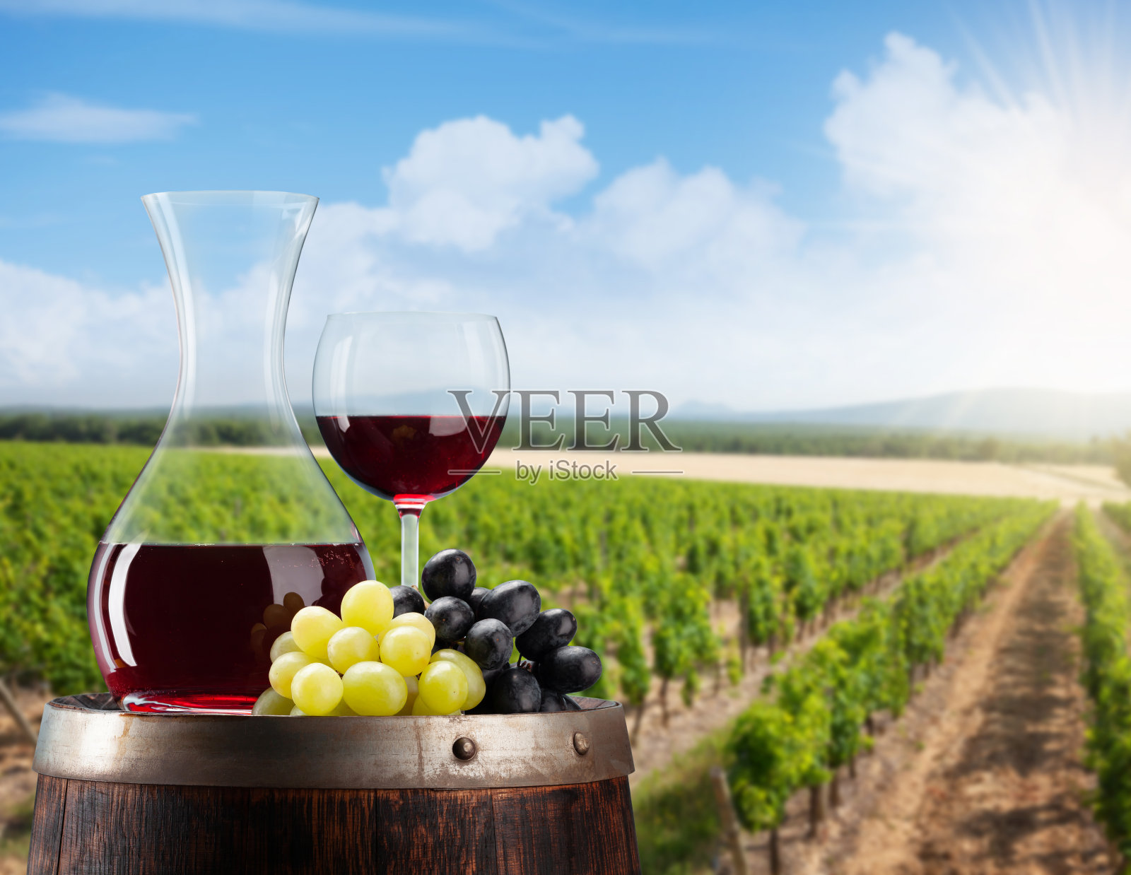 酒瓶和玻璃杯中的红酒照片摄影图片