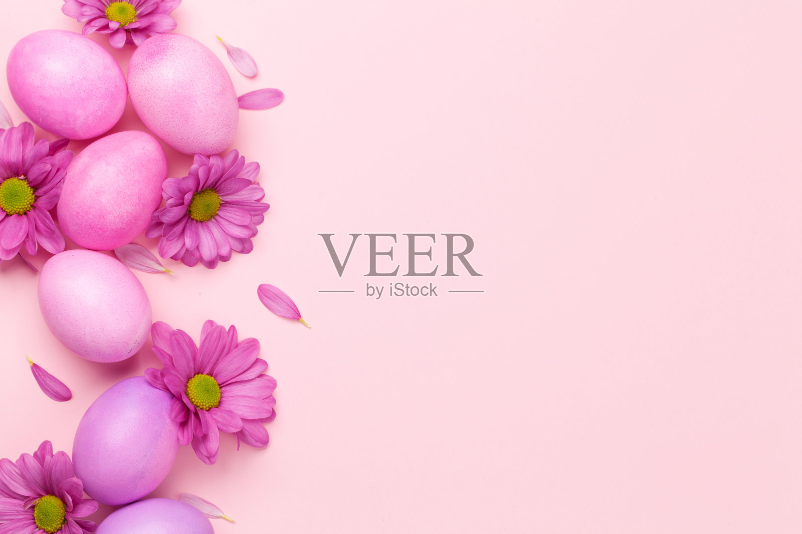 复活节贺卡上有五颜六色的复活节彩蛋和鲜花照片摄影图片