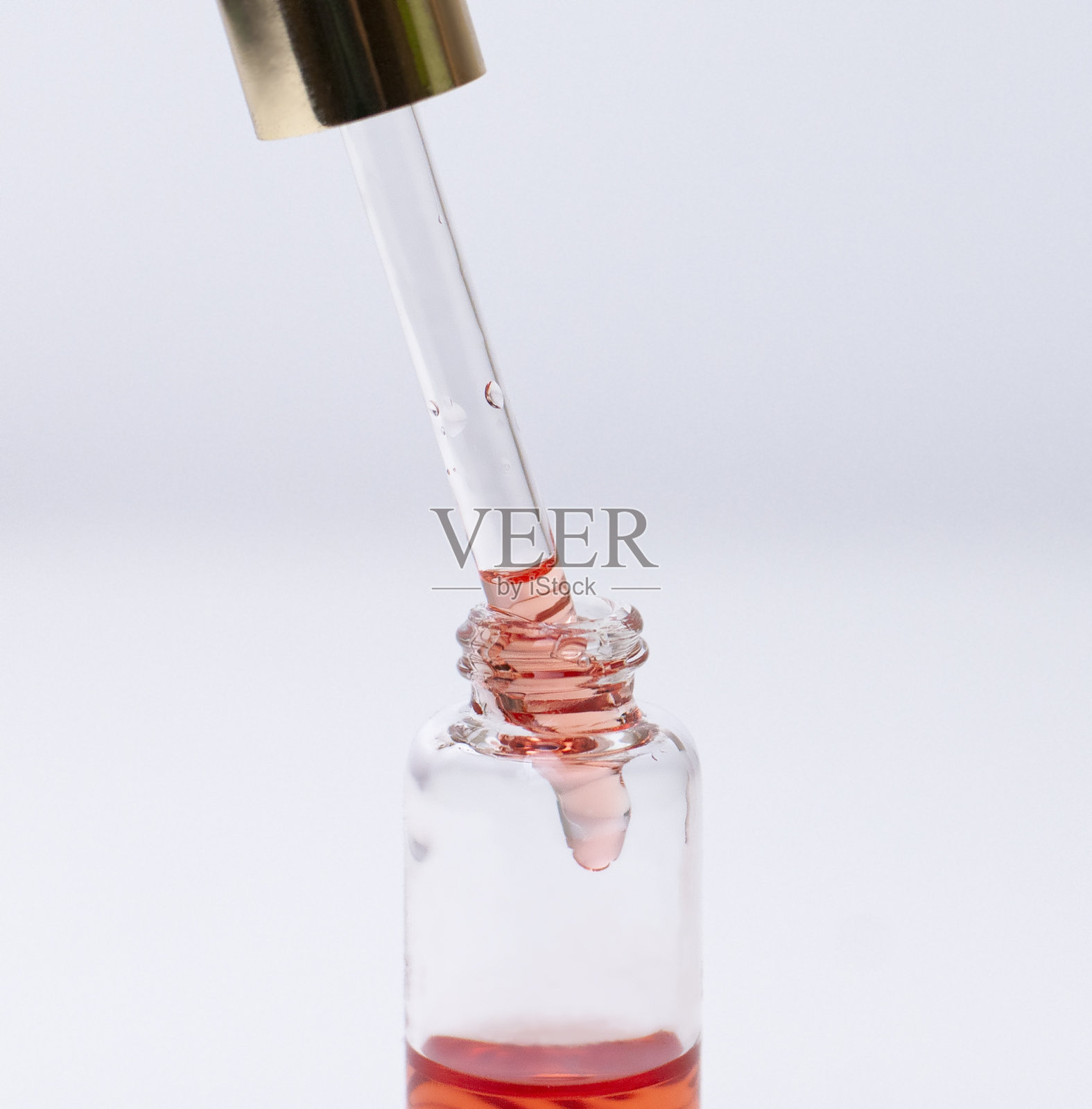 透明的玻璃血清瓶与化妆品移液管照片摄影图片