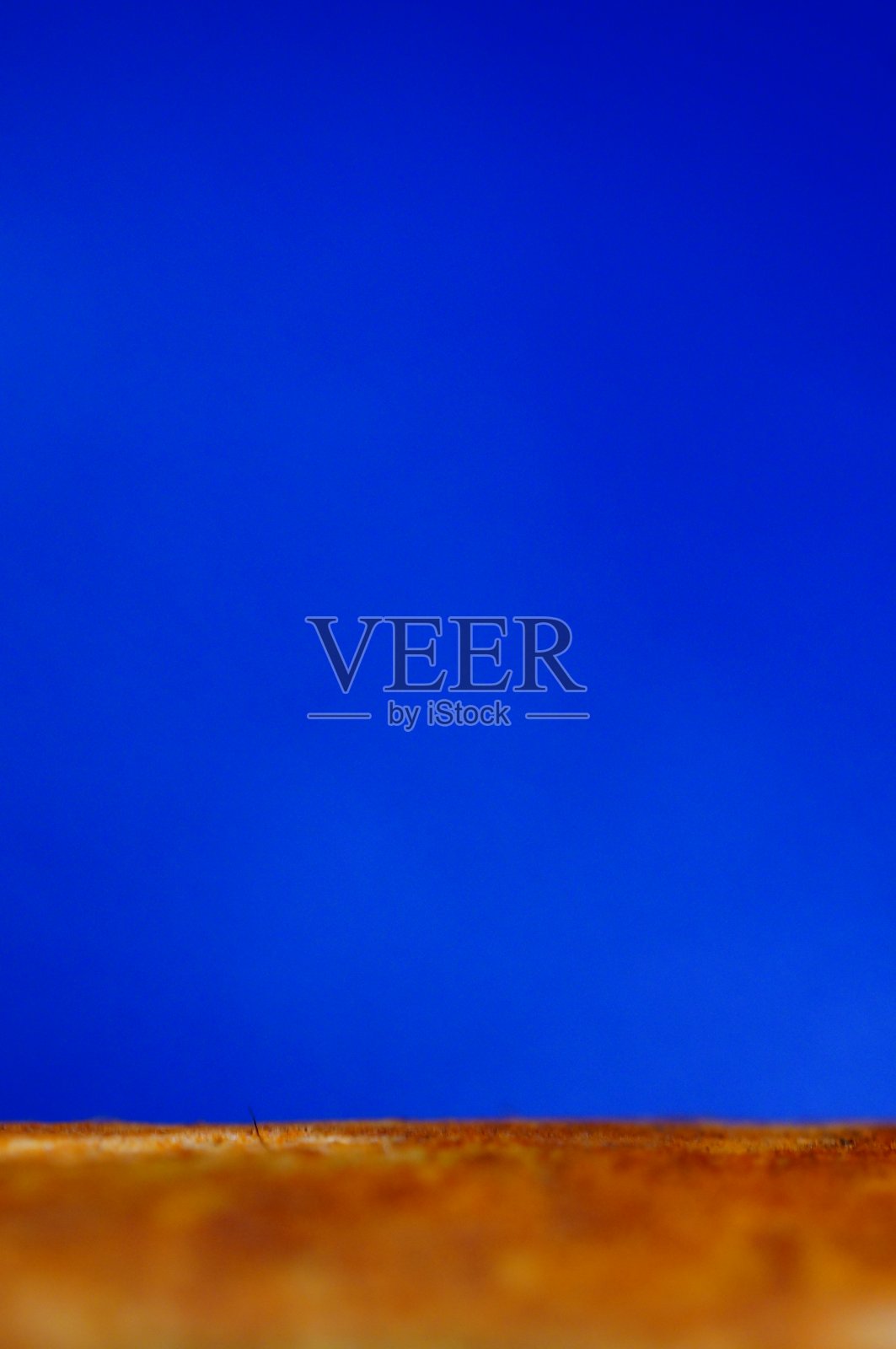 背景-蓝屏，模糊的地平线，以键入另一个图像。照片摄影图片