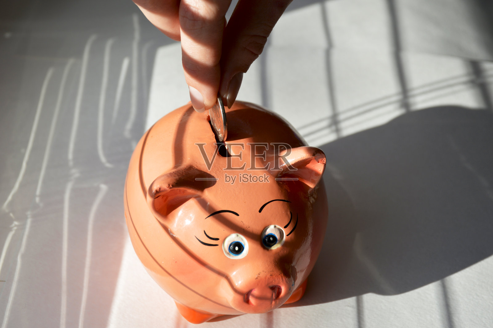 小猪储蓄罐的形式在一个轻的背景照片摄影图片