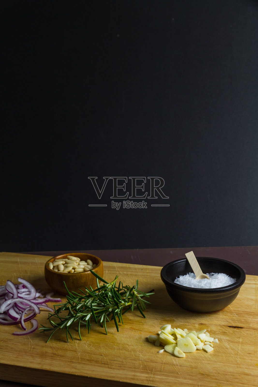 意大利或食物调味料，洋葱，迷迭香，盐和松子，肖像照片摄影图片