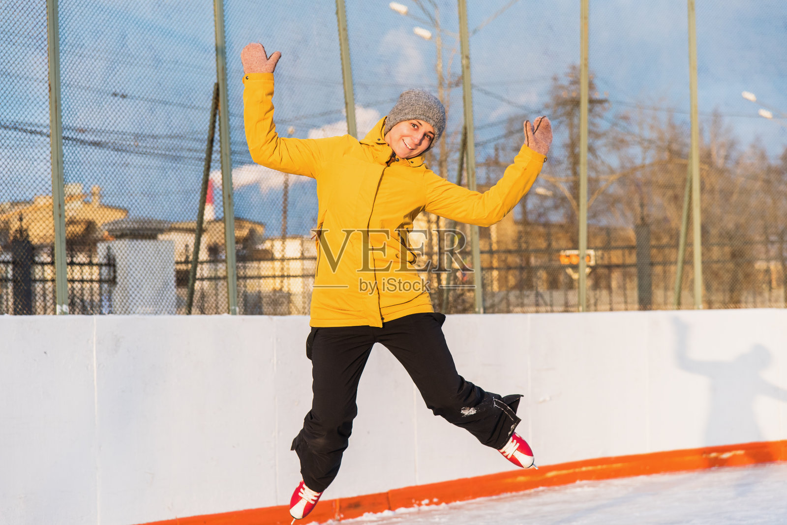 滑冰场上有趣的女人照片摄影图片