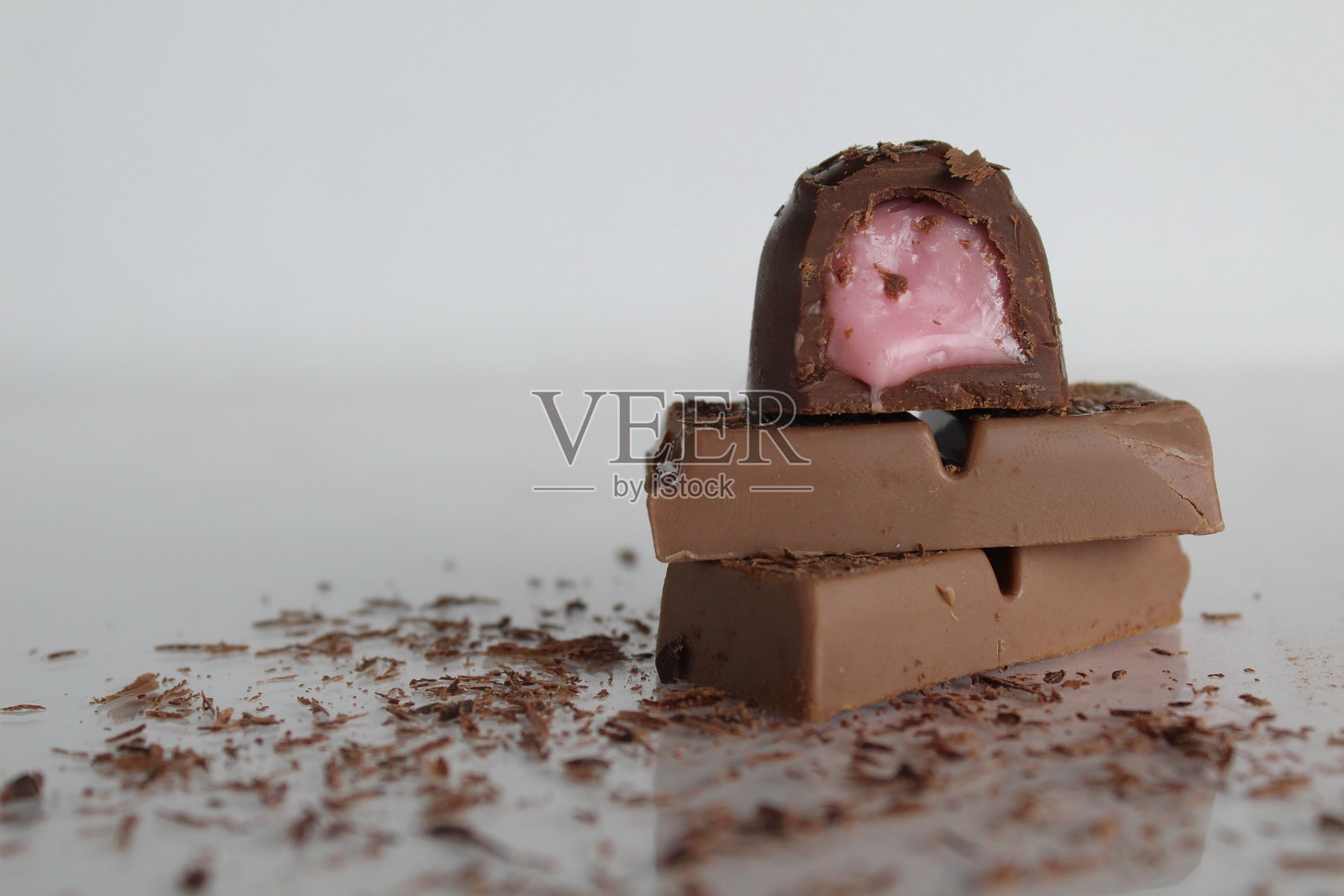 糖果和巧克力放在白色背景上的一堆幻灯片上，上面有文字和当天巧克力的拷贝照片摄影图片