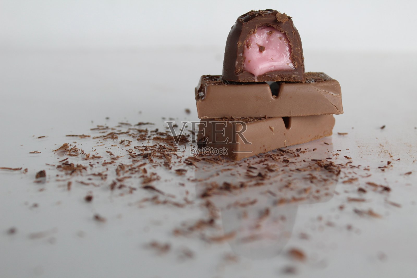 糖果和巧克力放在白色背景上的一堆幻灯片上，上面有文字和当天巧克力的拷贝照片摄影图片