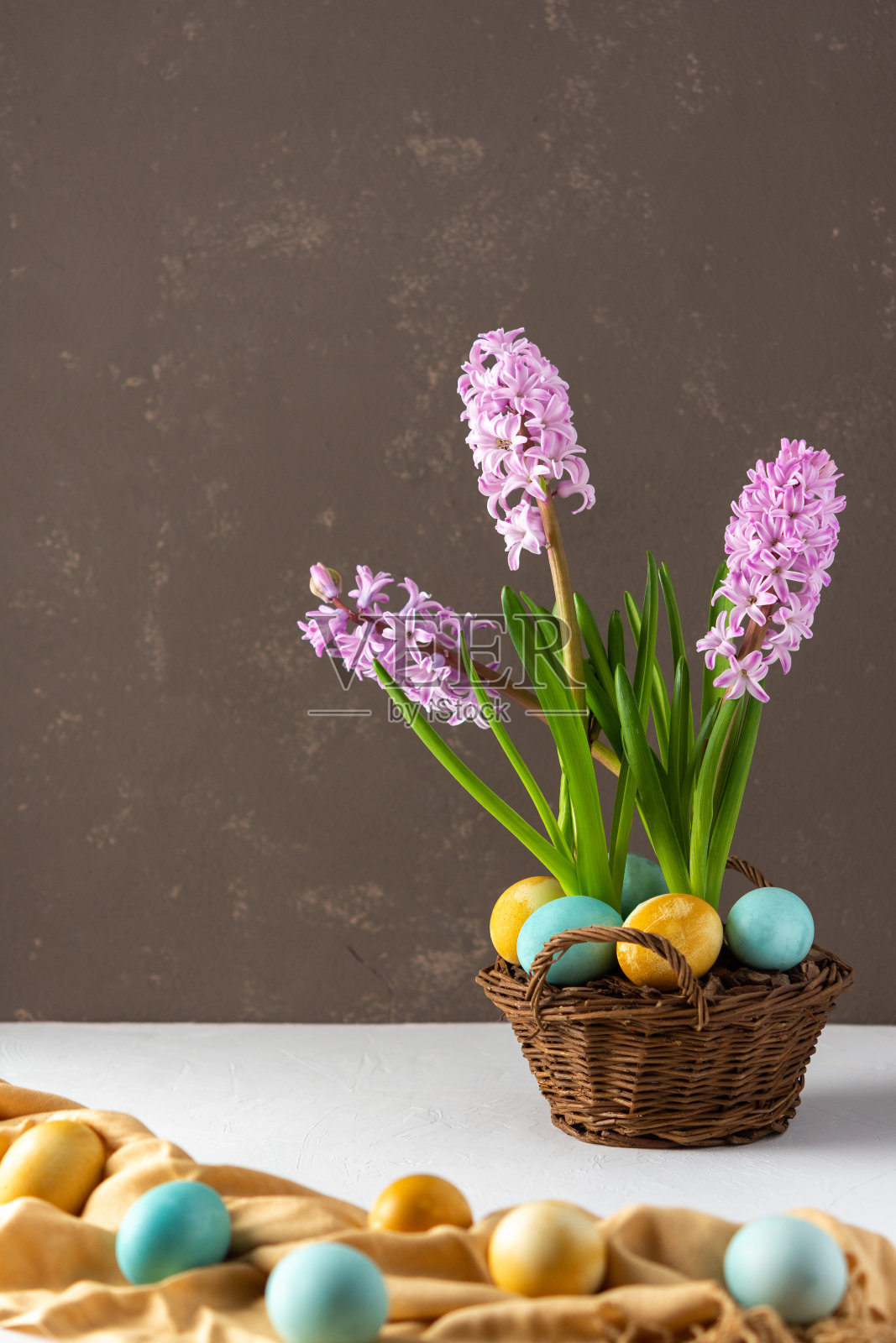 粉色的风信子和复活节彩蛋照片摄影图片