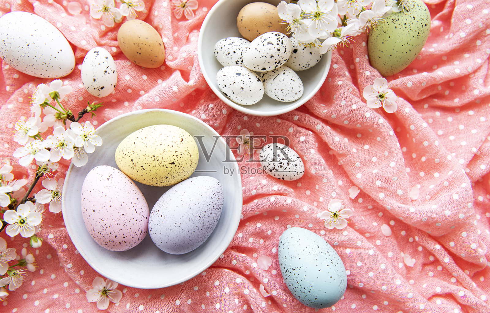 复活节彩蛋在粉红色的圆点背景与春天樱花照片摄影图片