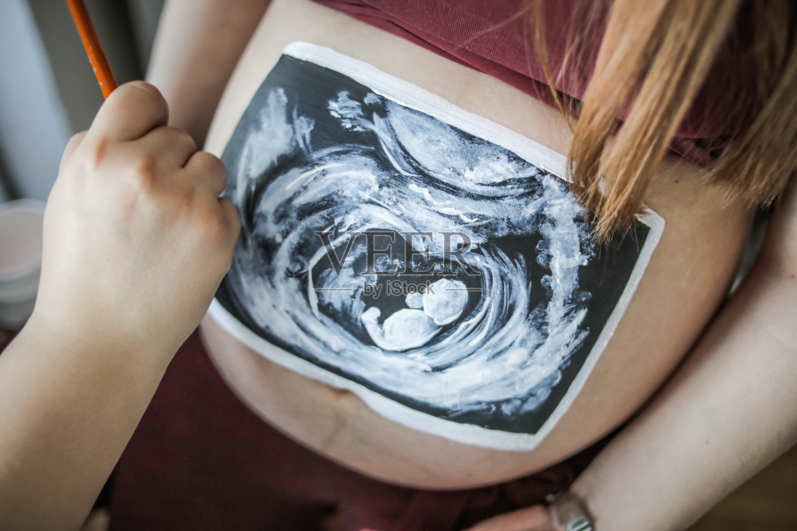 孕妇的大肚子上的艺术作品照片摄影图片