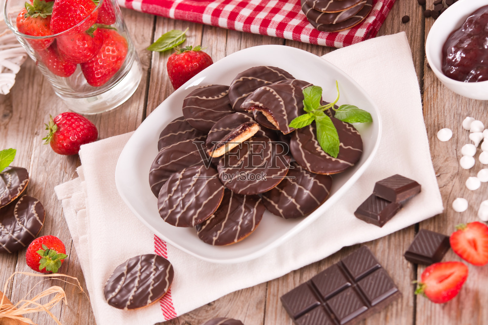 草莓软蛋糕。照片摄影图片