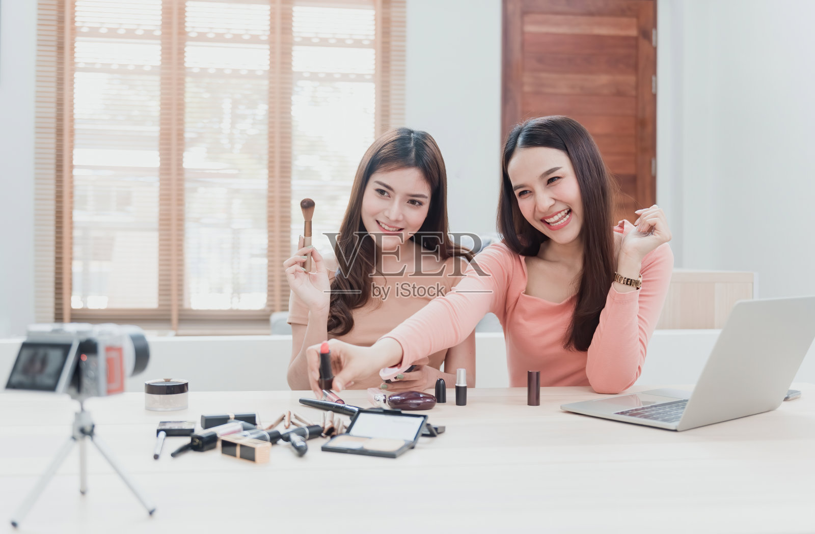 美妆网红的概念是在新常态下使用化妆品作为一种新业务，用摄像头记录并直播到社交网络。照片摄影图片