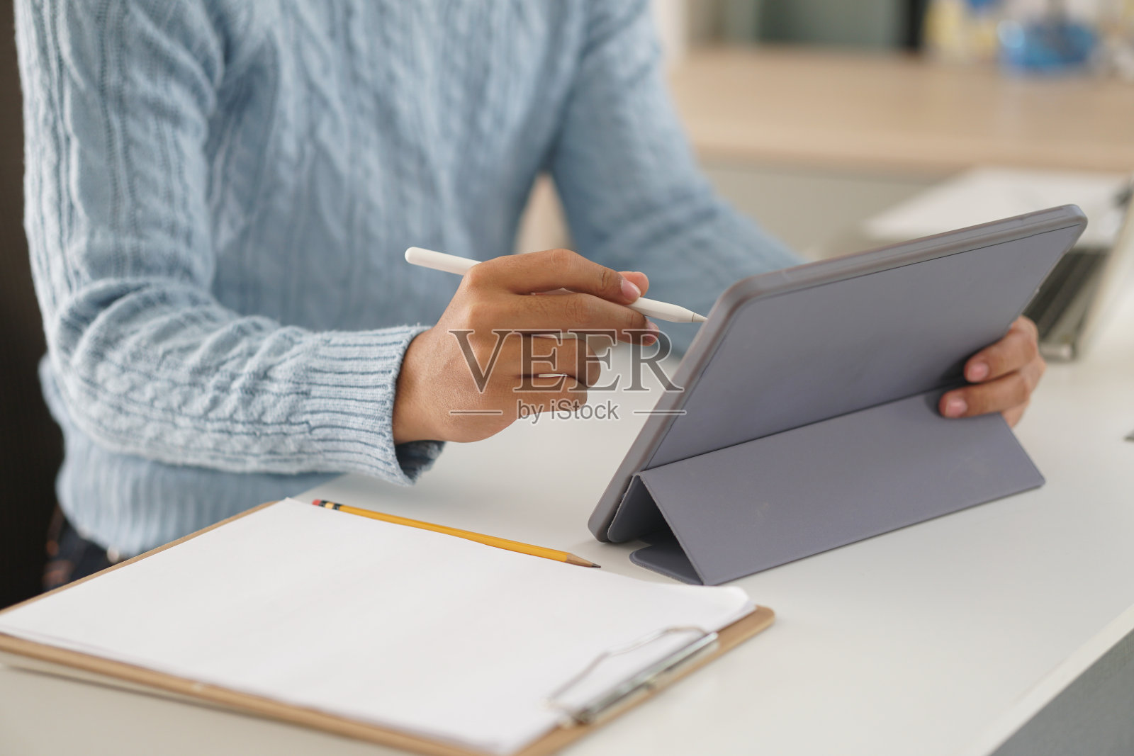 亚洲年轻的学生男子企业家工作平板电脑学习在线在家学习。电子学习研讨会会议。新冠肺炎大流行中的社会距离照片摄影图片