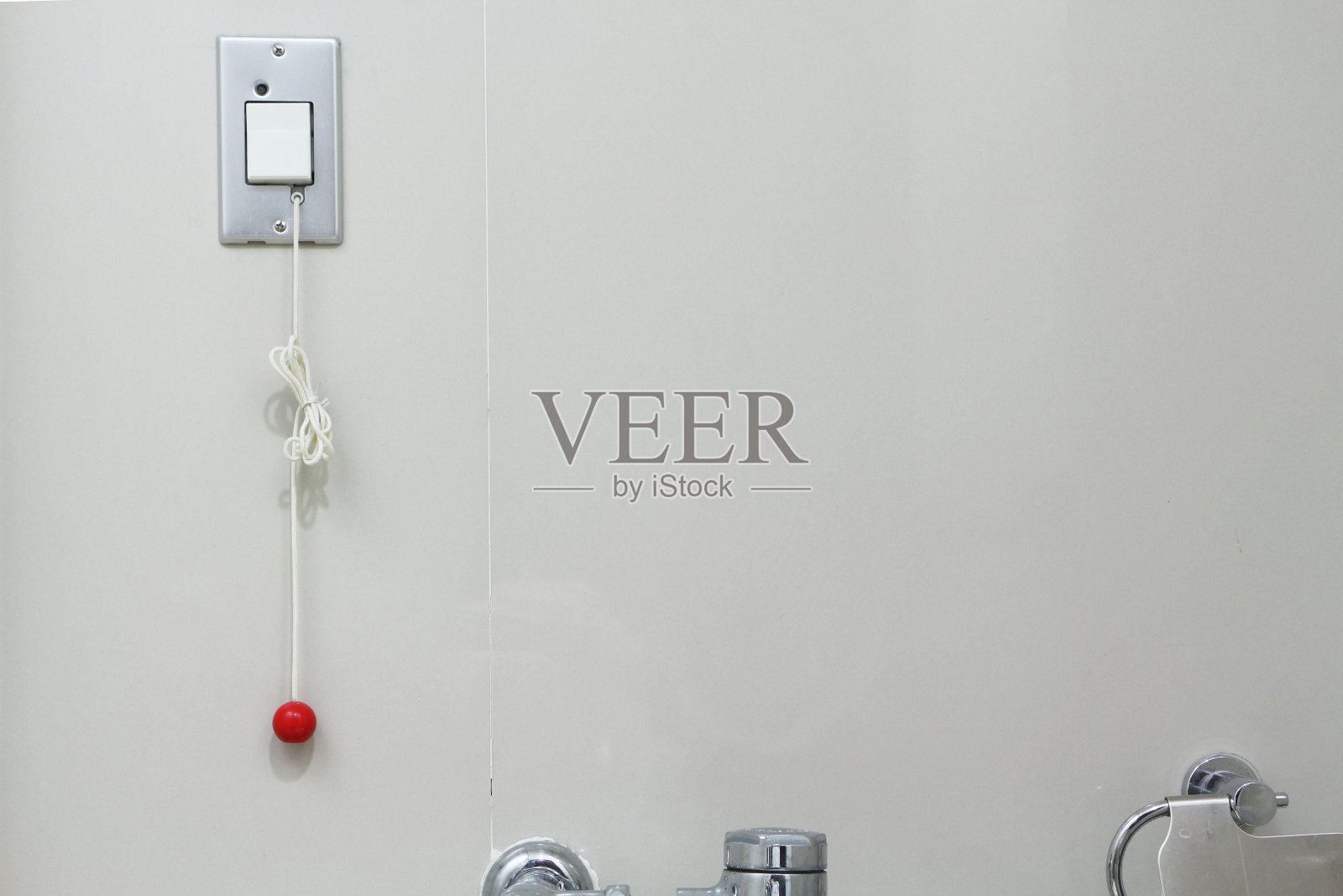 护士把病人叫到厕所里，拉绳子或按按钮求助。紧急拉或按按钮，病人呼叫护士帮助。照片摄影图片