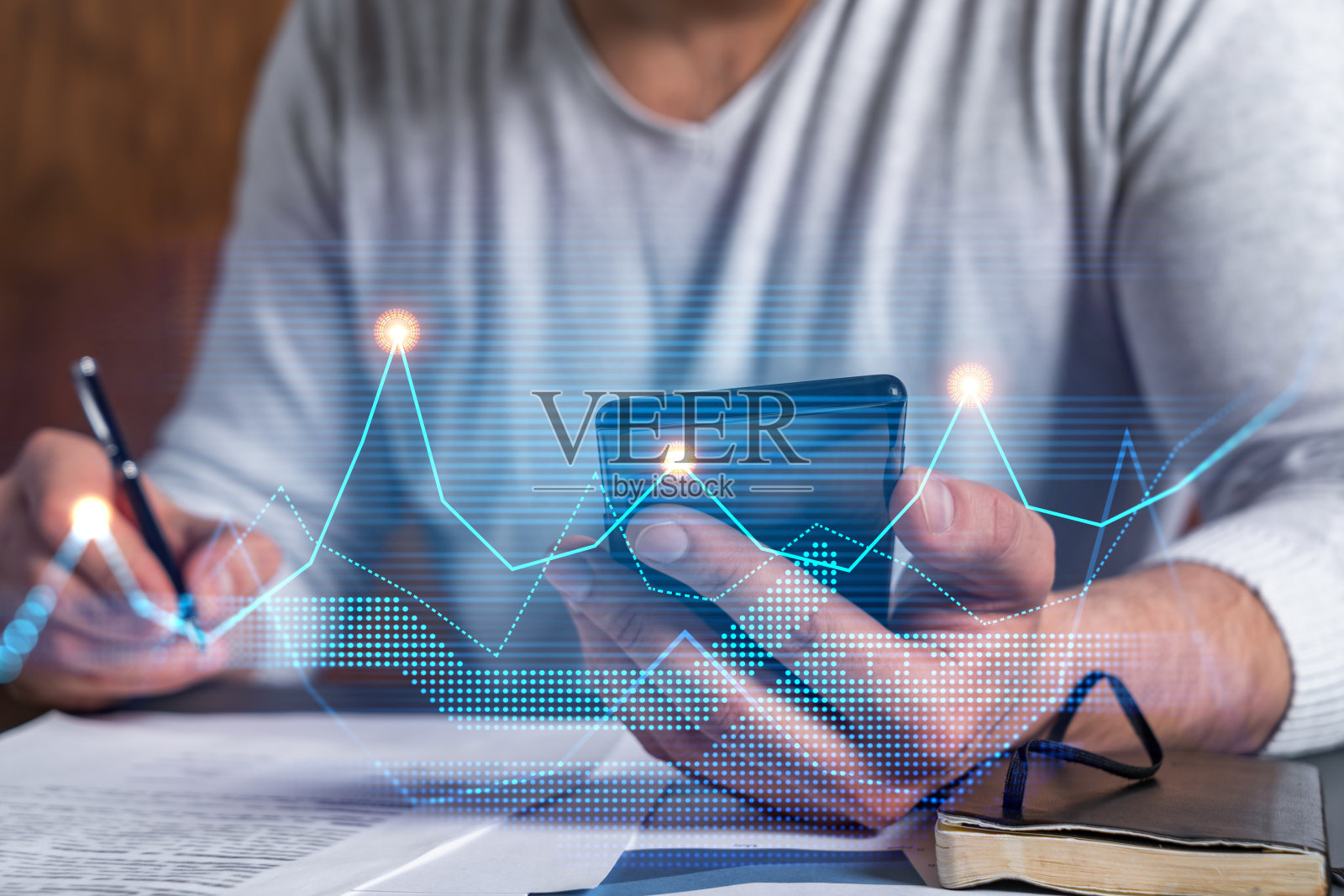 多次曝光与电话和财务图表全息签合同的人。市场分析、会计、投资的概念。照片摄影图片