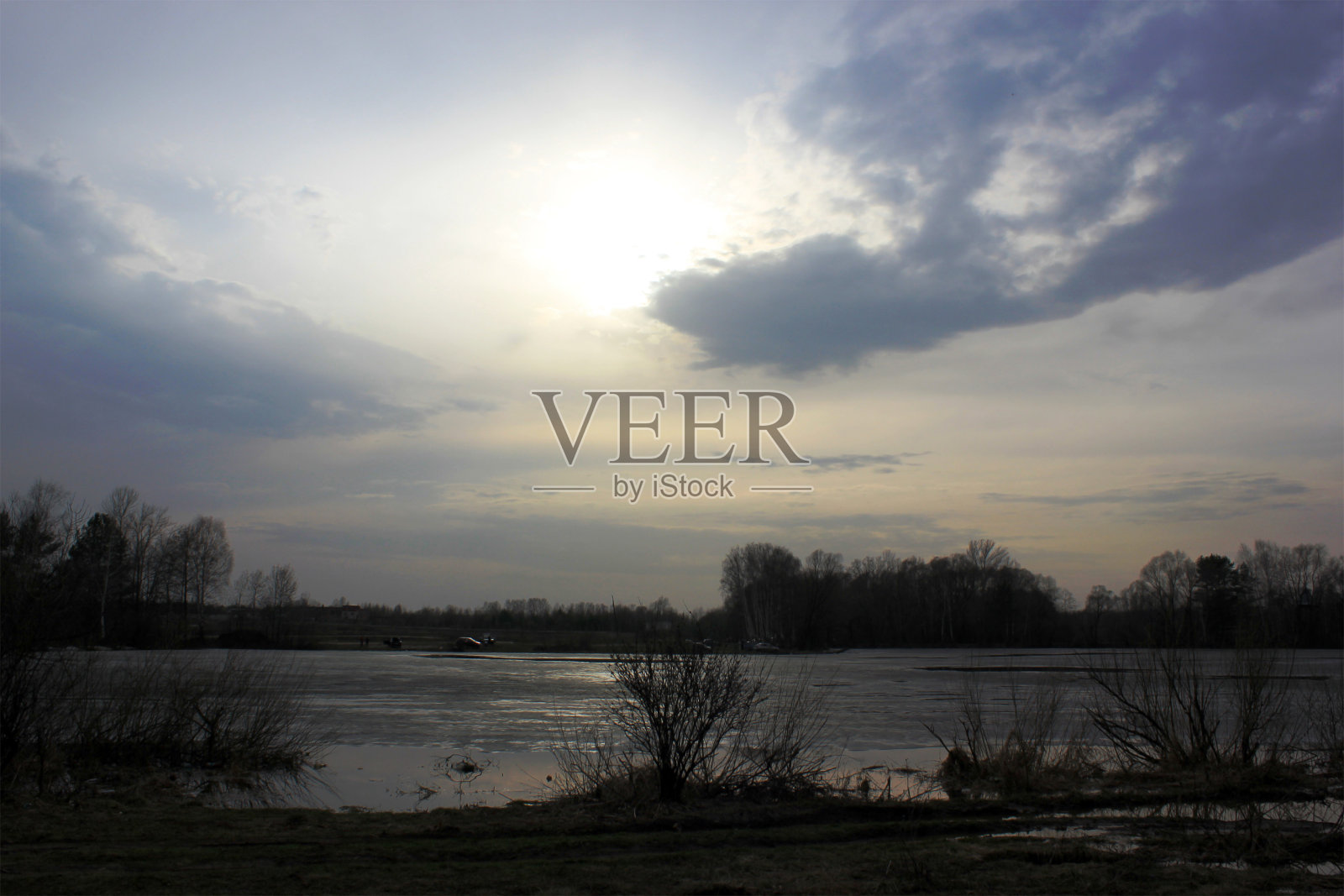 湖上的冰正在融化。冰，水里有很多小冰。春天来了。大自然的觉醒。阴照片摄影图片