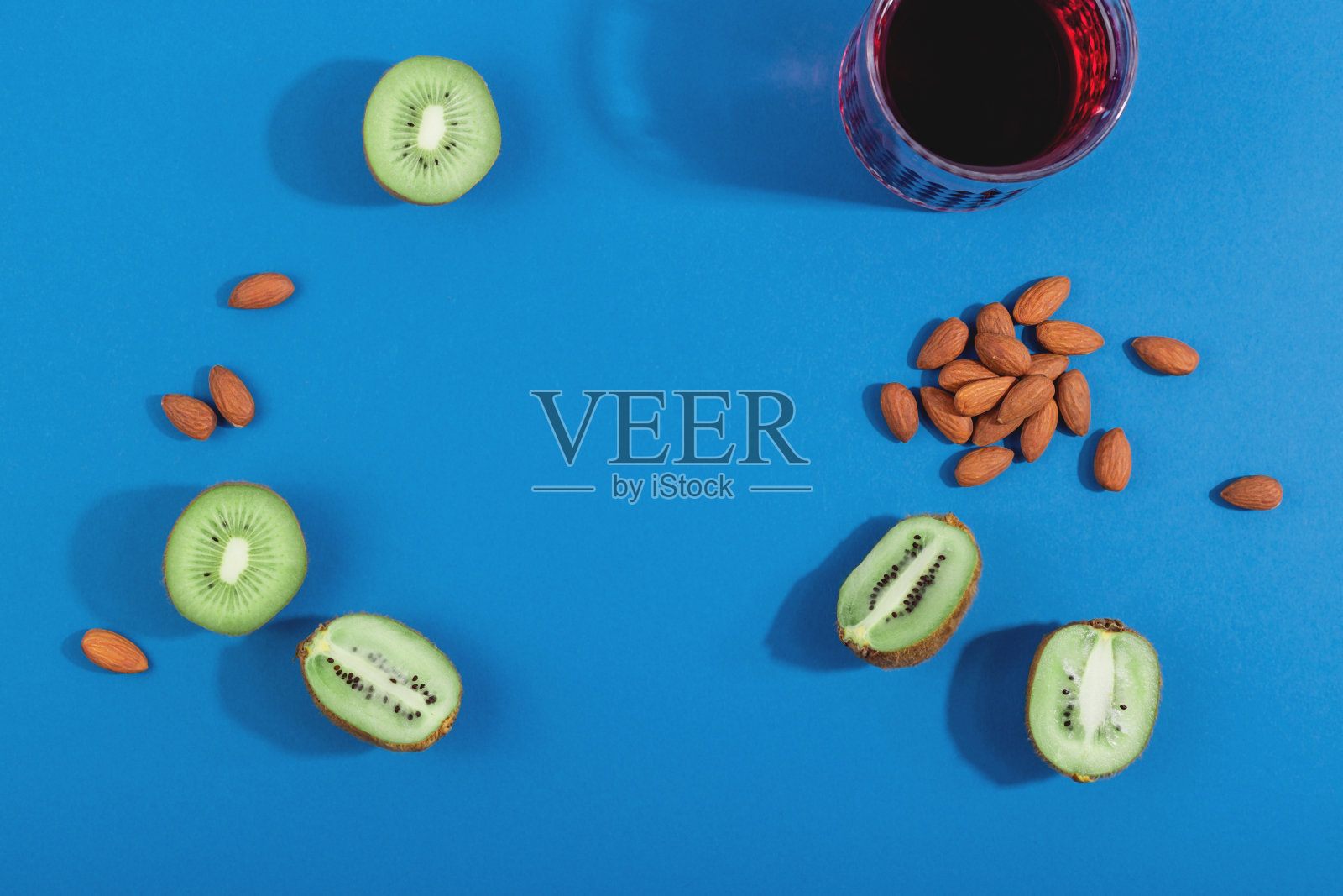 用杏仁、樱桃汁和猕猴桃等健康的睡眠食物来治疗失眠。蓝色背景布局照片摄影图片