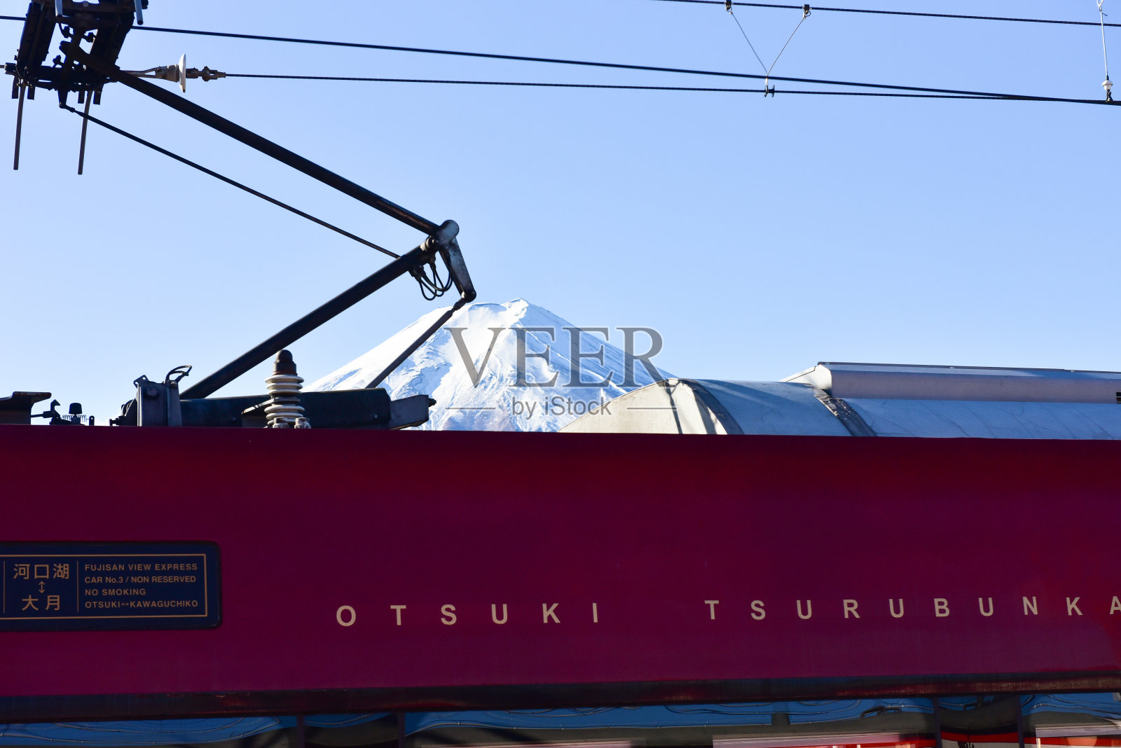 日本富士山旅游著名地标。蓝蓝的山，彩色的天空，乡村的背景照片摄影图片