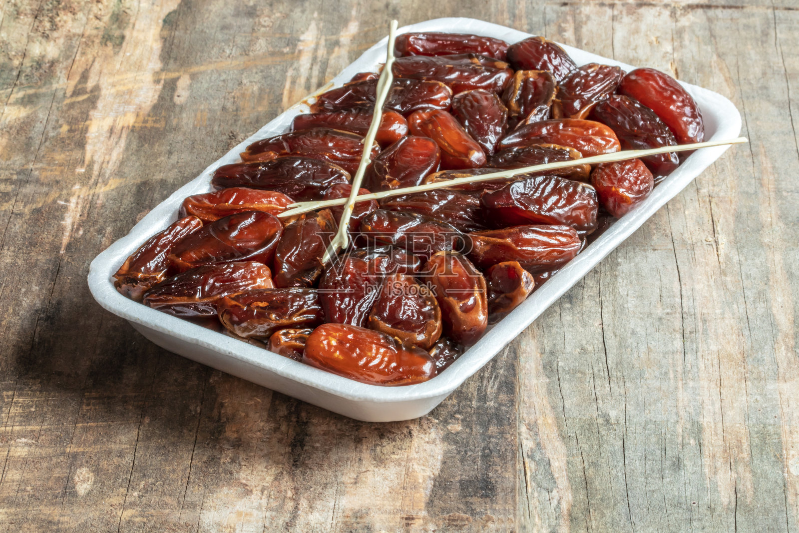 枣子装在盒子里，背景是木制的照片摄影图片