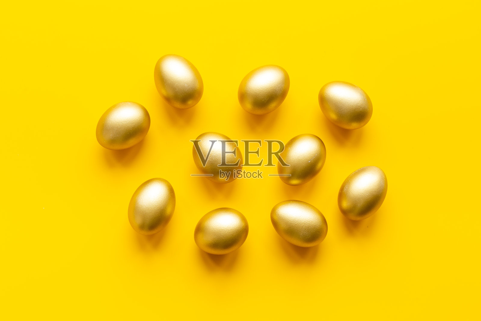 金黄色的蛋。复活节装饰背景。俯视图照片摄影图片